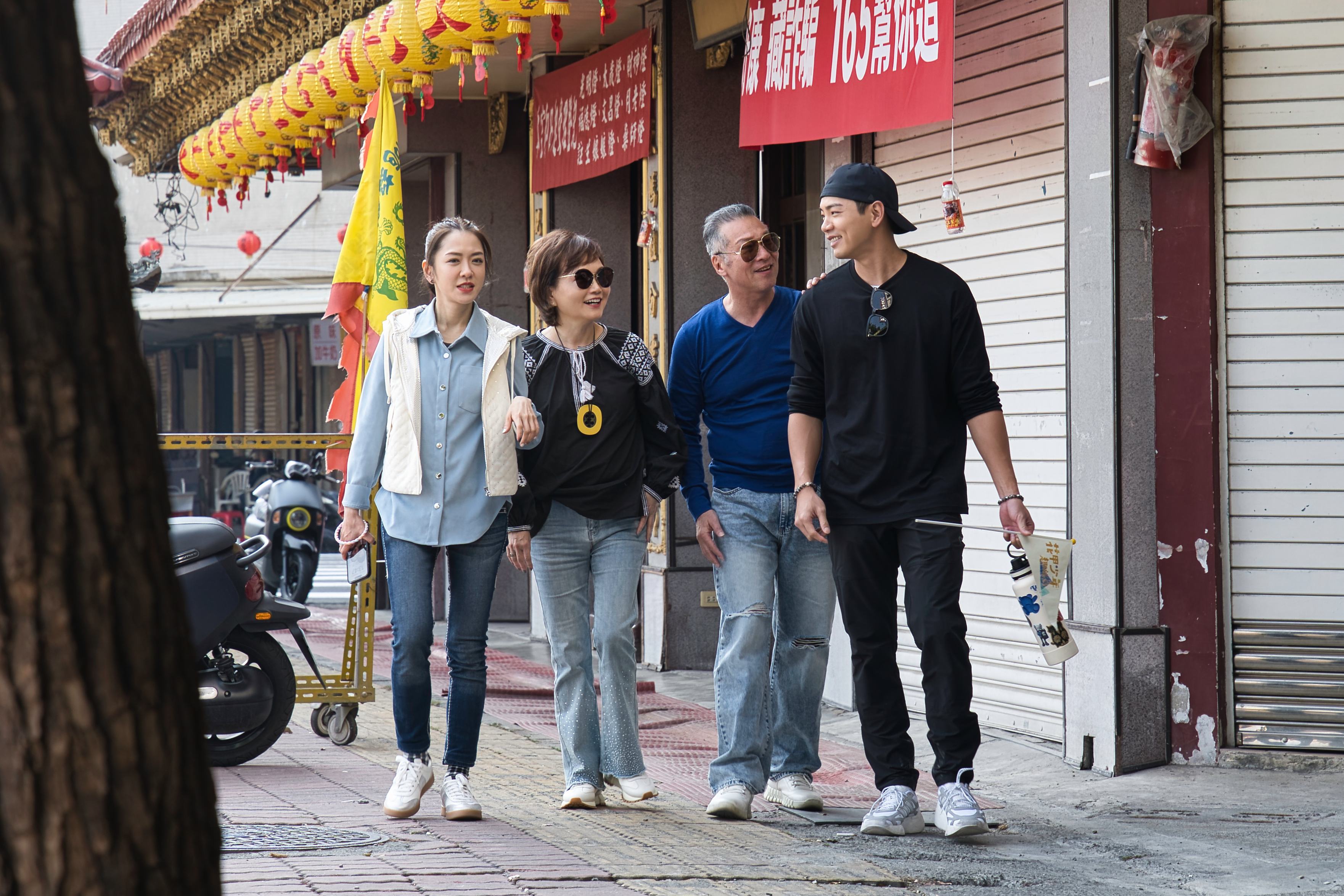 楊千霈（左起）、沈春華、黃仲崑、禾浩辰到高雄出外景。（東森提供）