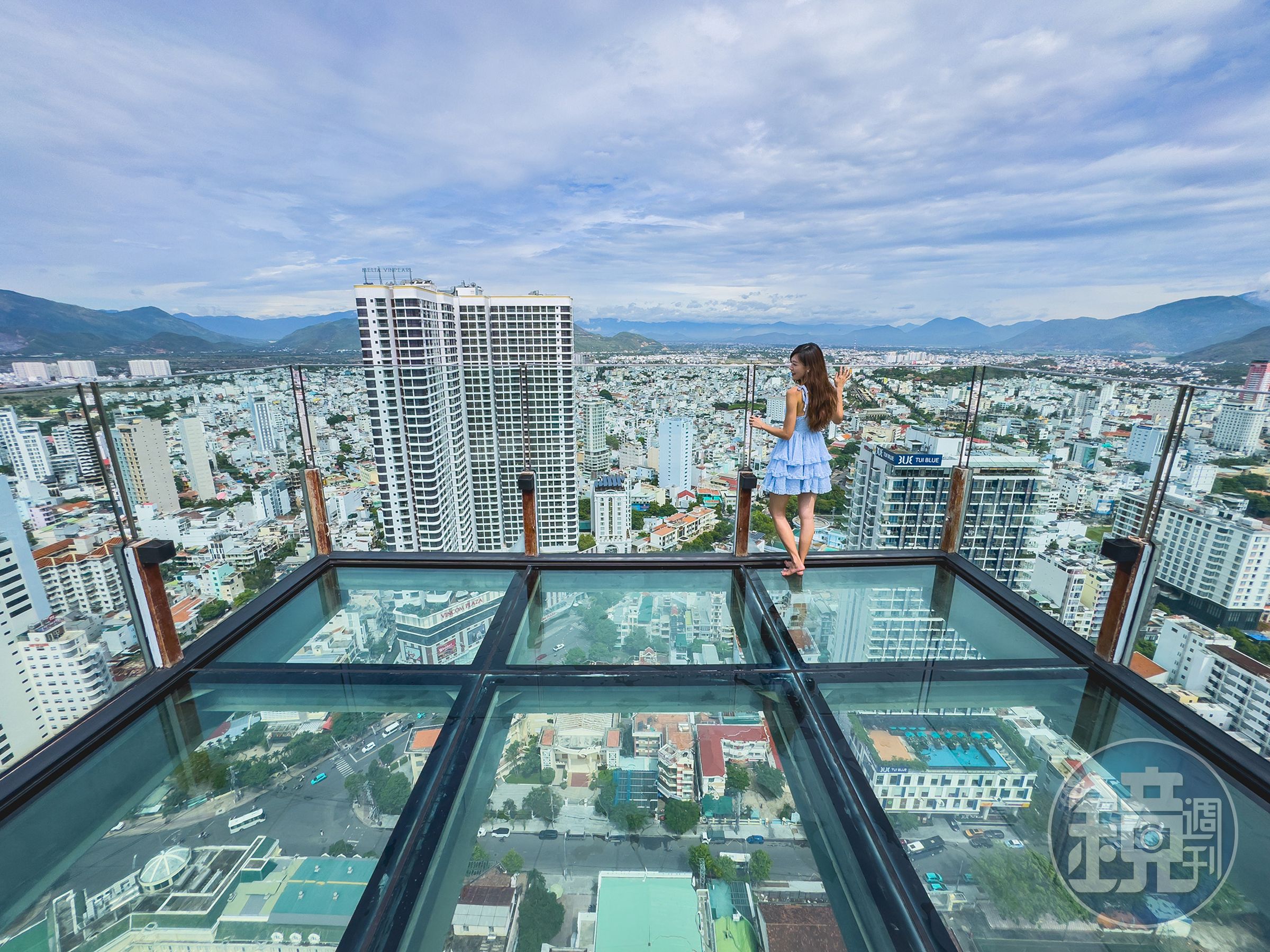 位於43樓的餐廳另一側，還有一座以透明玻璃打造的Skywalk，能捕捉遼闊的城市景色。