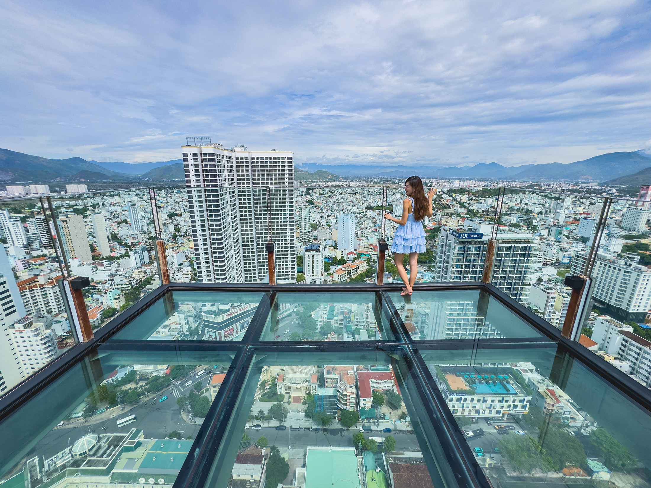 位於43樓的餐廳另一側，還有一座以透明玻璃打造的Skywalk，能捕捉遼闊的城市景色。