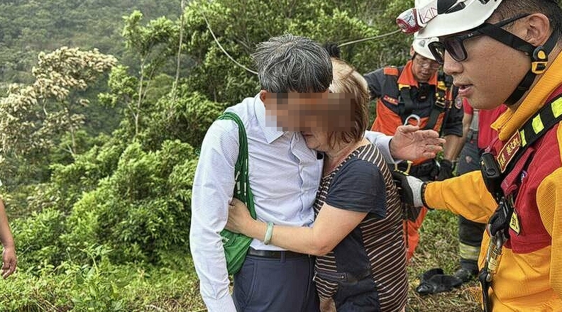 宜蘭王姓婦人墜谷獲救（圖），還和丈夫相擁，未料3天後卻在自家被燒死。（翻攝畫面）