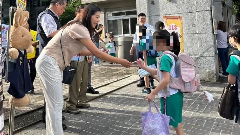 侯湘婷淡出演藝圈近20年，近來以家長會長身分現身校門口，親自擔任導護。（（圖／翻攝自臉書@臺中第四波麗士））