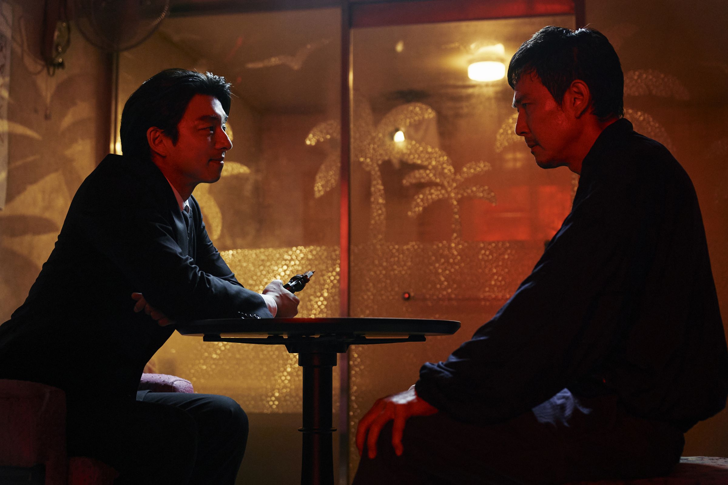 孔劉出現了!《魷魚遊戲:第2季》釋出新劇照,好奇孔劉(左)這次又將帶給李政宰什麼新考驗呢。(Netflix提供)