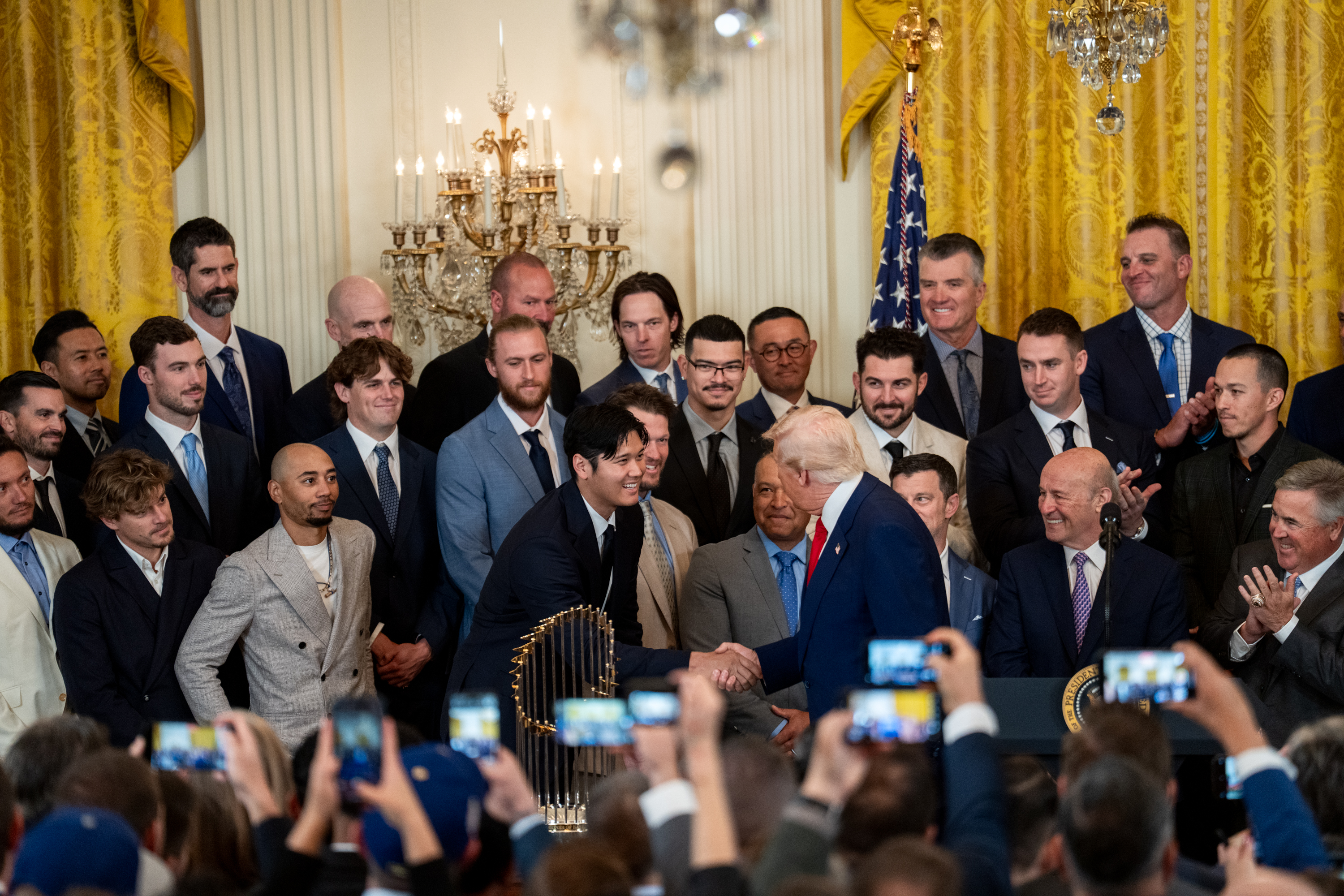 川普在白宮接見去年世界大賽的冠軍隊伍道奇隊，並與陣中球星大谷翔平等人握手道賀。（翻攝自The White House Flickr）