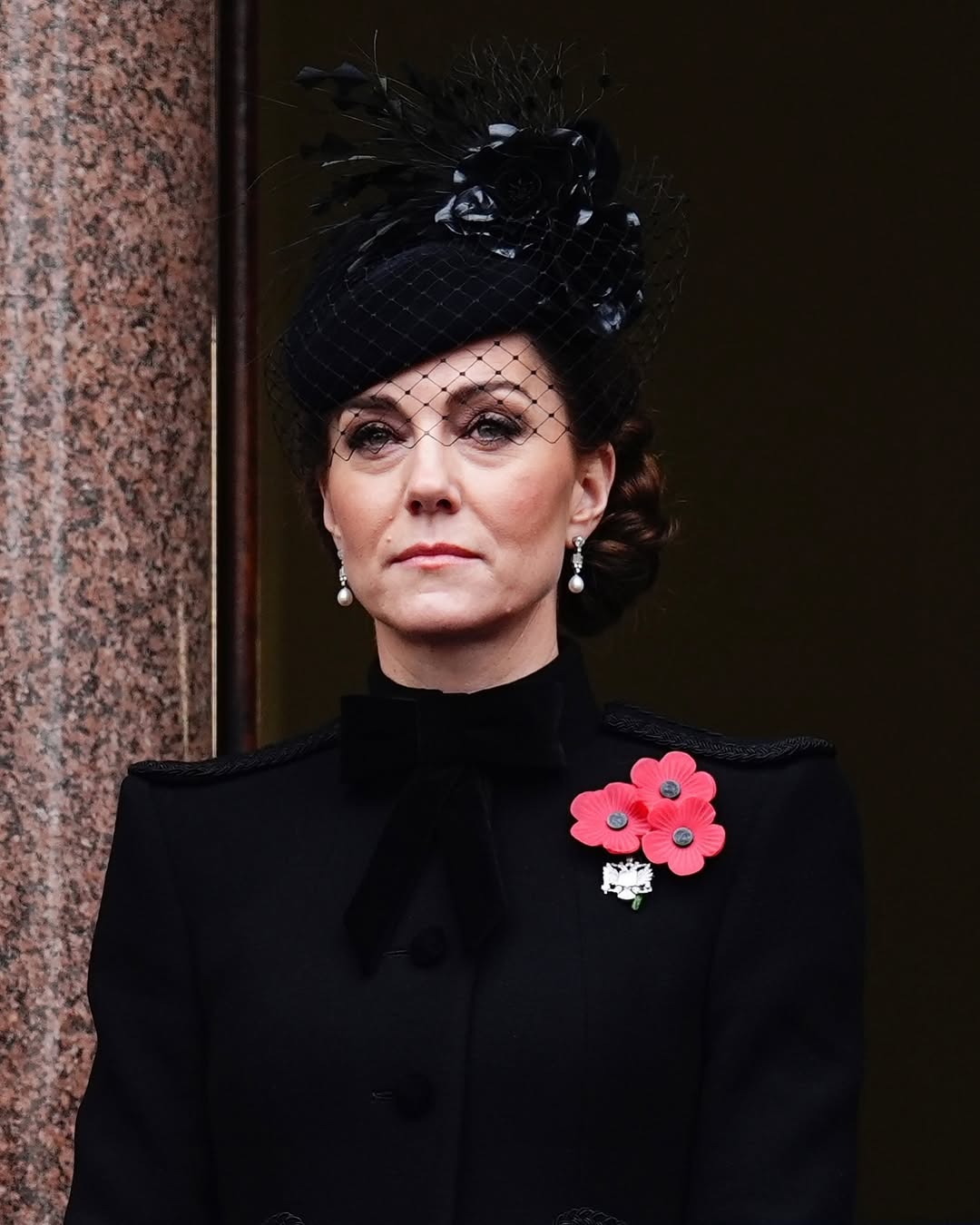 凱特王妃11月出席國殤紀念日活動，穿Catherine Walker黑色軍事風大衣，莊嚴肅穆。（翻攝 princeandprincessofwales IG）