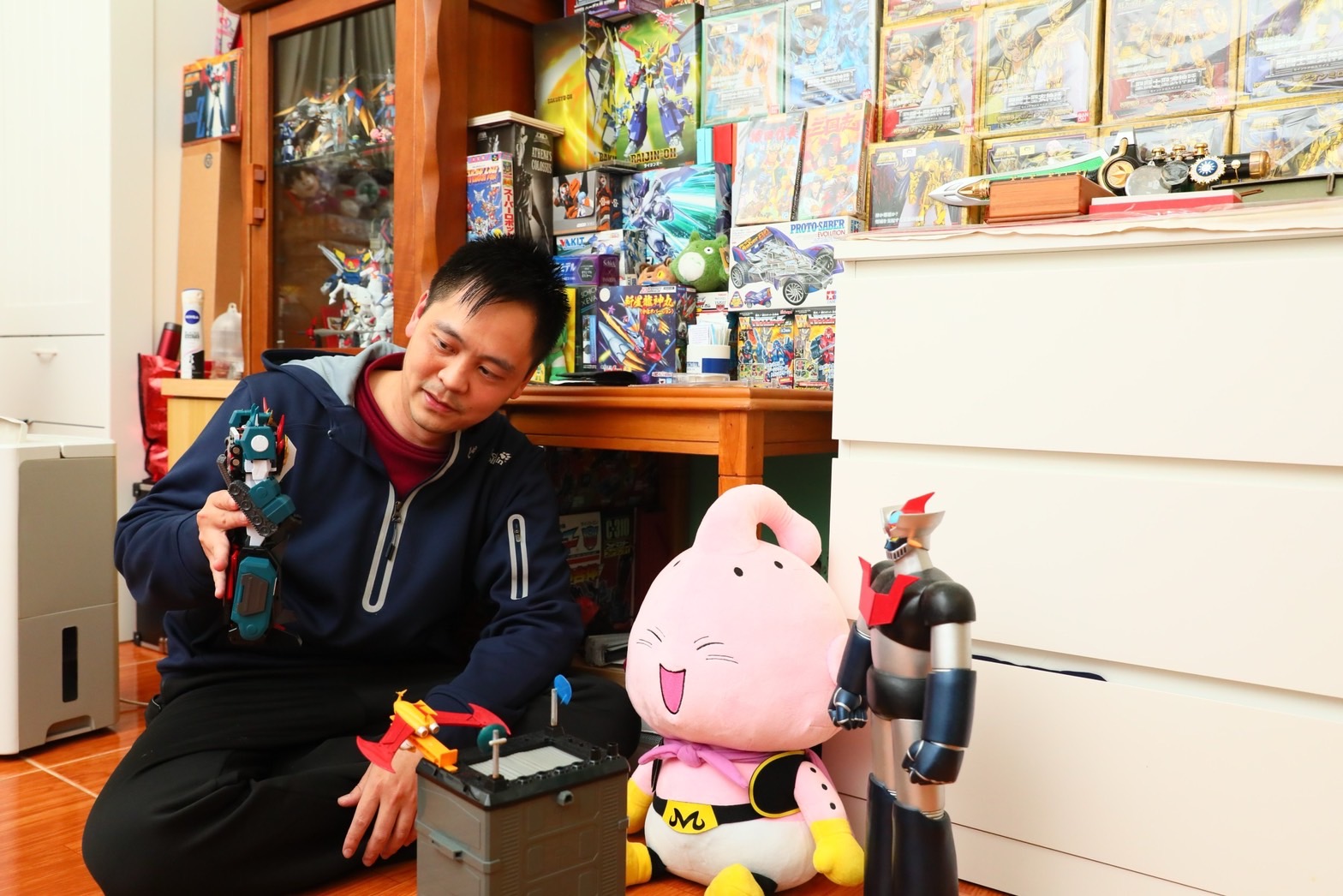黃信凱說喜歡魔術的人都有赤子之心也最專情，他平常興趣是看動漫、卡通、收集公仔，房間裡都是玩具。