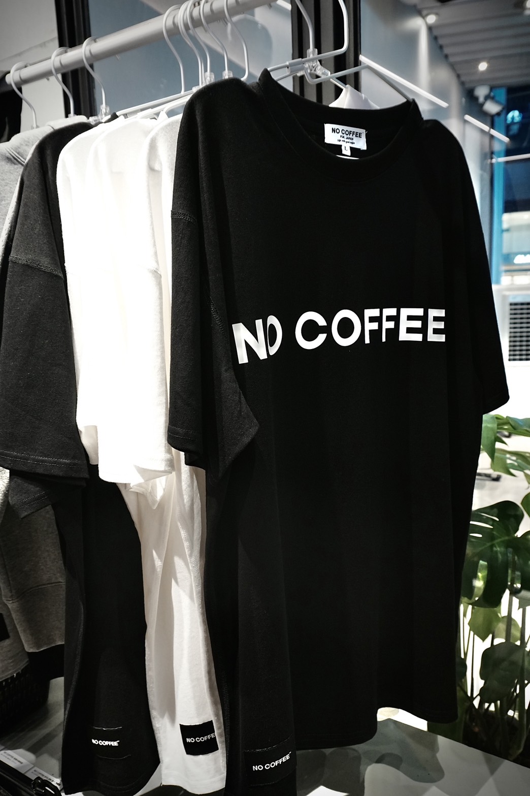 開幕日販售的限定「NO COFFEE限定短Ｔ」，黑白兩色總計限量100件，開賣即秒殺。