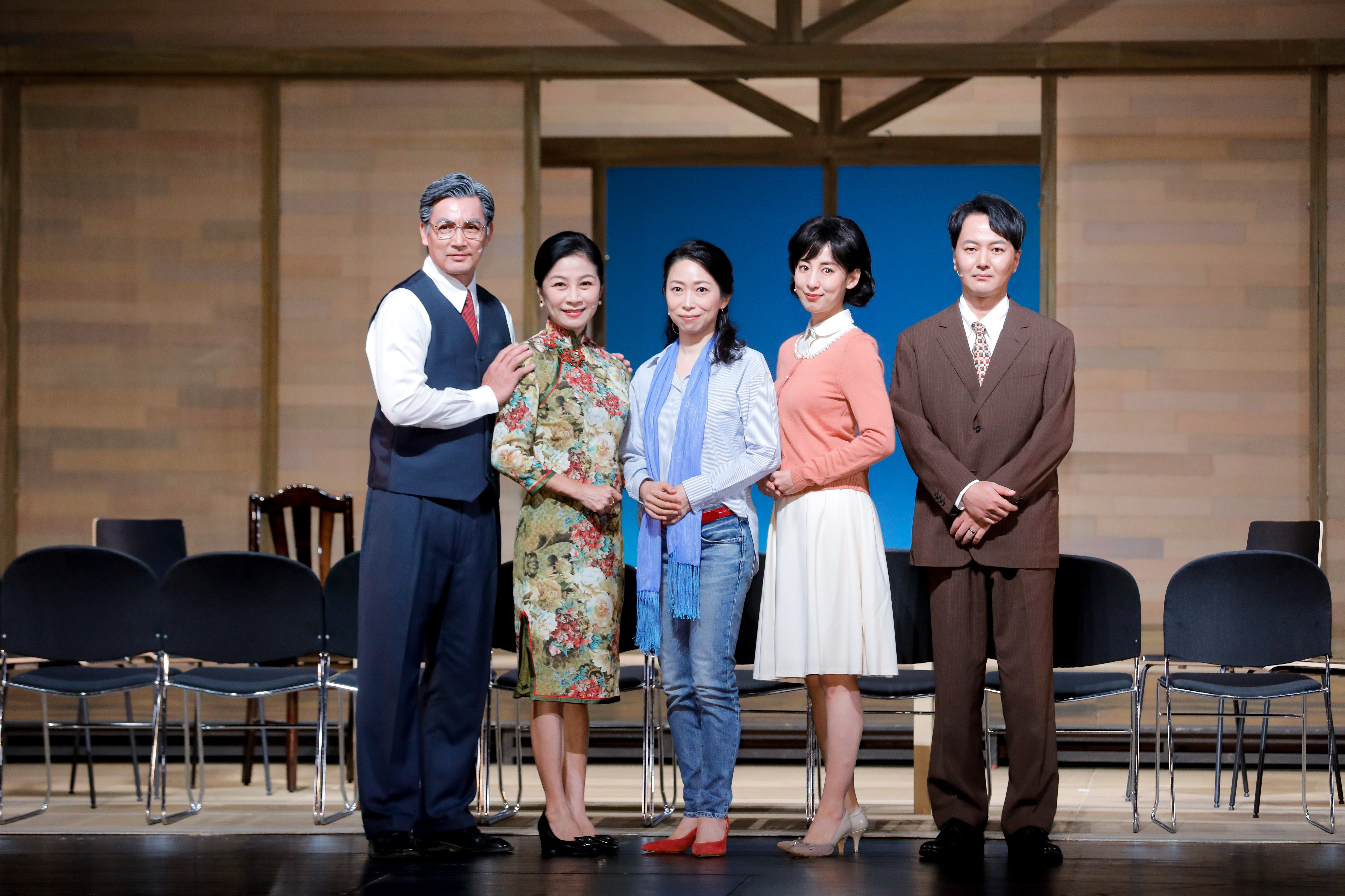 舞台劇《時光の手箱:我的阿爸和卡桑》再度搬上舞台,今(5日)舉辦彩排記者會,蔭山征彥、大久保麻梨子、伊正、方文琳與原作一青妙(中)齊亮相。