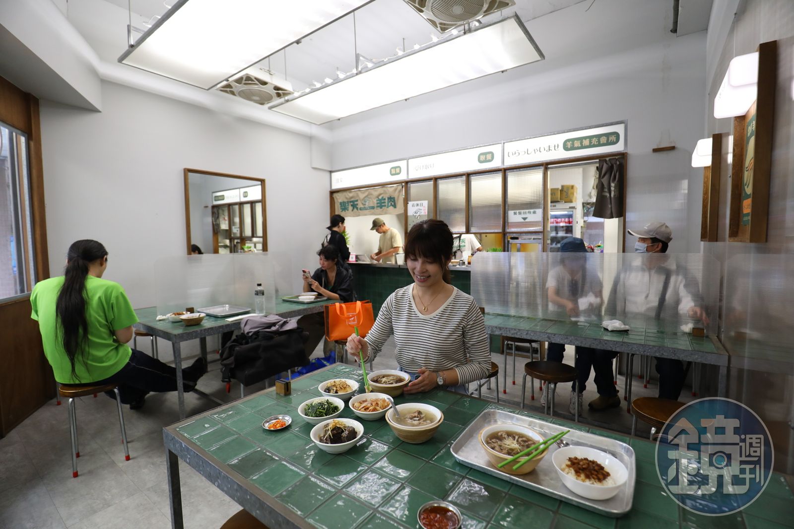 「樂天羊肉」位於台北羅斯福路大馬路旁，店面不大，但明亮溫馨。