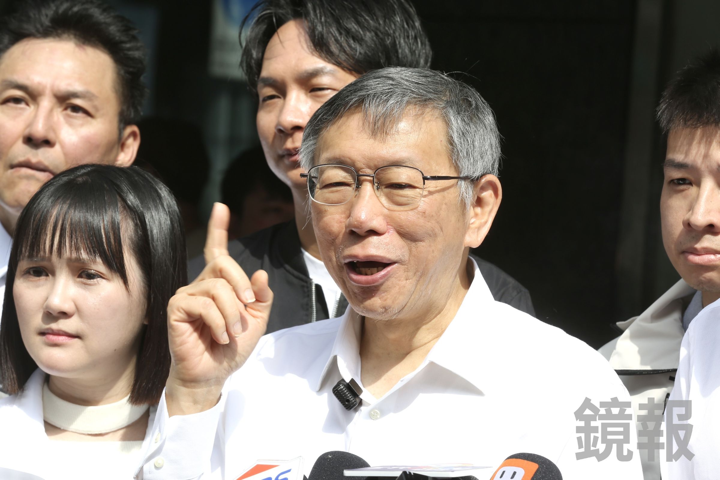 柯文哲受訪嗆:「證據就拿出來,不要每天在那邊搞黃國昌。我不會再讓你們有第二次,再有,我要焦土政策。」(鏡報董孟航)