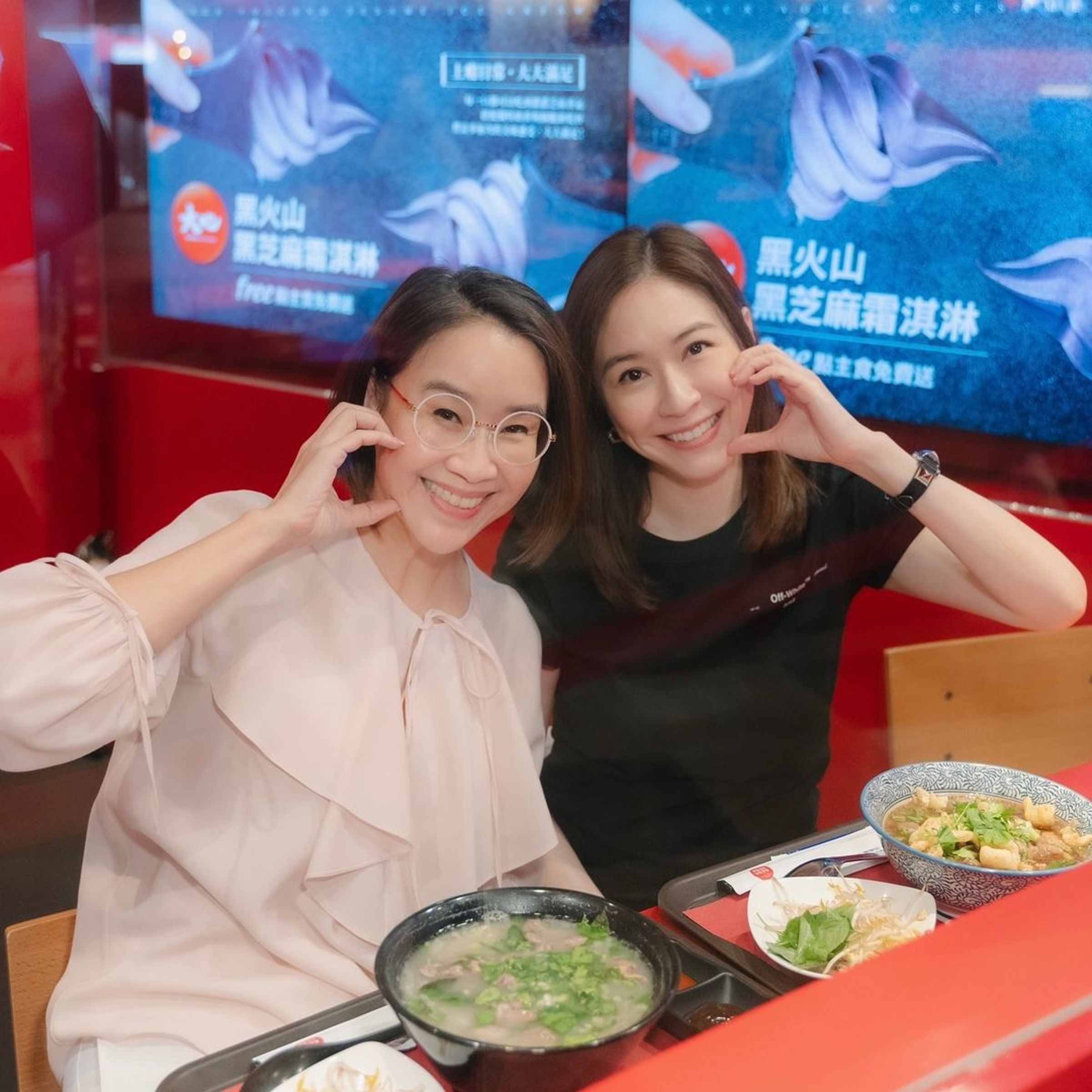 蔡依珊（右）與好友吳丹鳳（左）。（翻攝吳丹鳳IG）