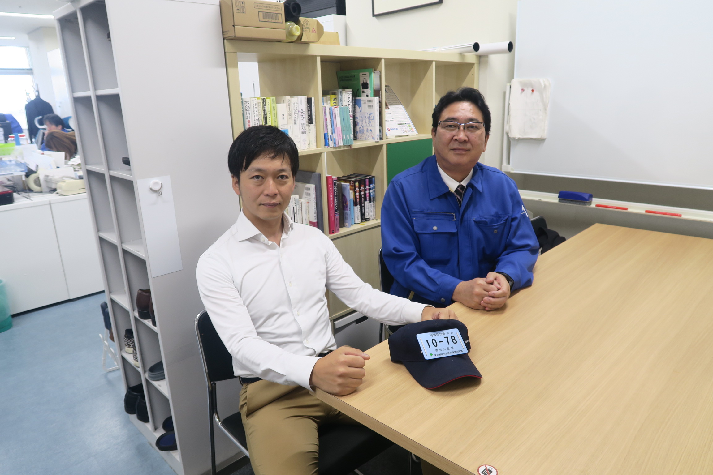目前日山畜產連同社長村上聖（左）、渡邊正人（右）在內，共有三位和牛鑑定專家。