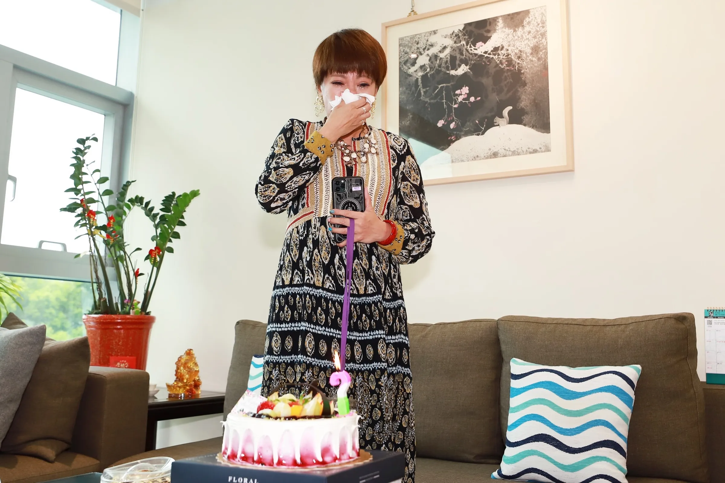 錦雯拍八點檔即興清唱畫面播出後收到五萬元版稅。（民視提供）