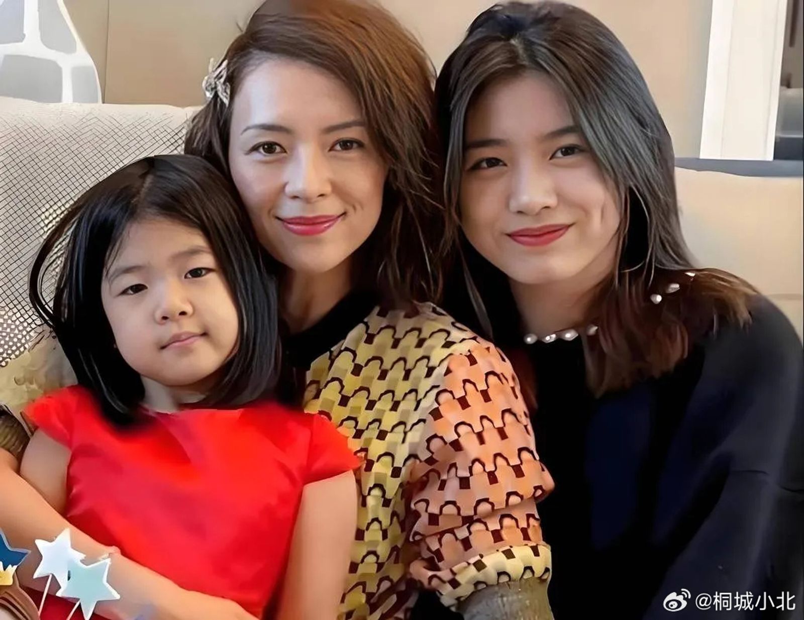 章子怡將汪峰與前任葛薈婕所生的女兒「小蘋果」視如己出。（翻攝自微博）