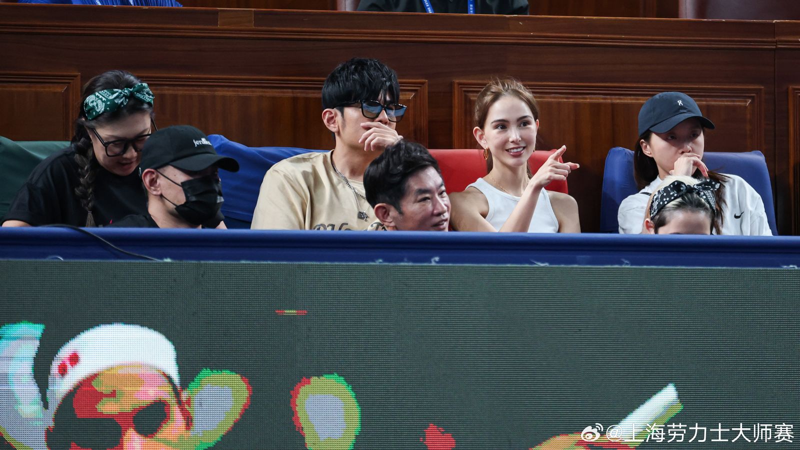 周杰倫、昆凌及一眾好友看上海大師賽，成為場邊焦點。（翻攝微博）