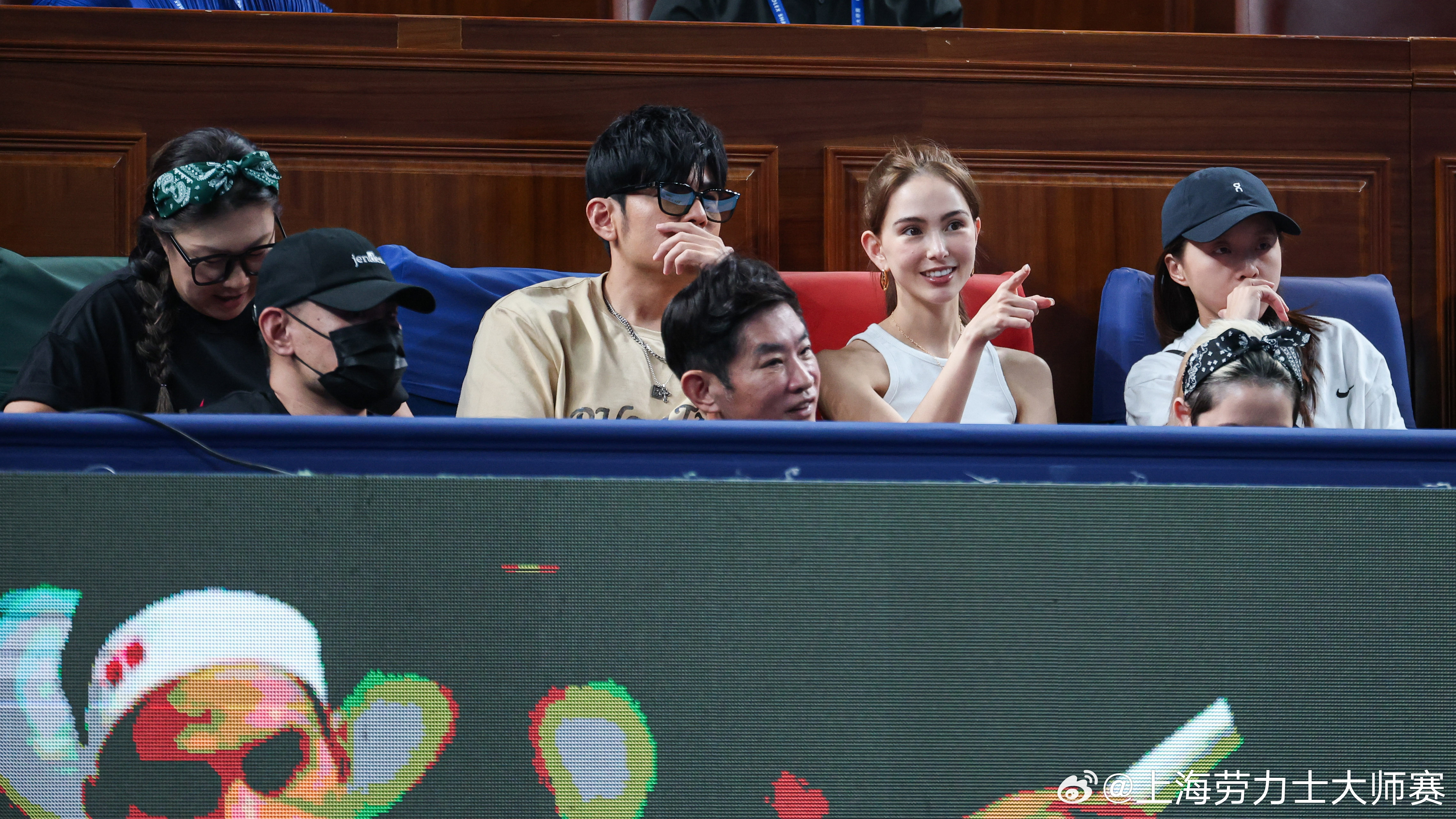 周杰倫、昆凌及一眾好友看上海大師賽,成為場邊焦點。(翻攝微博)