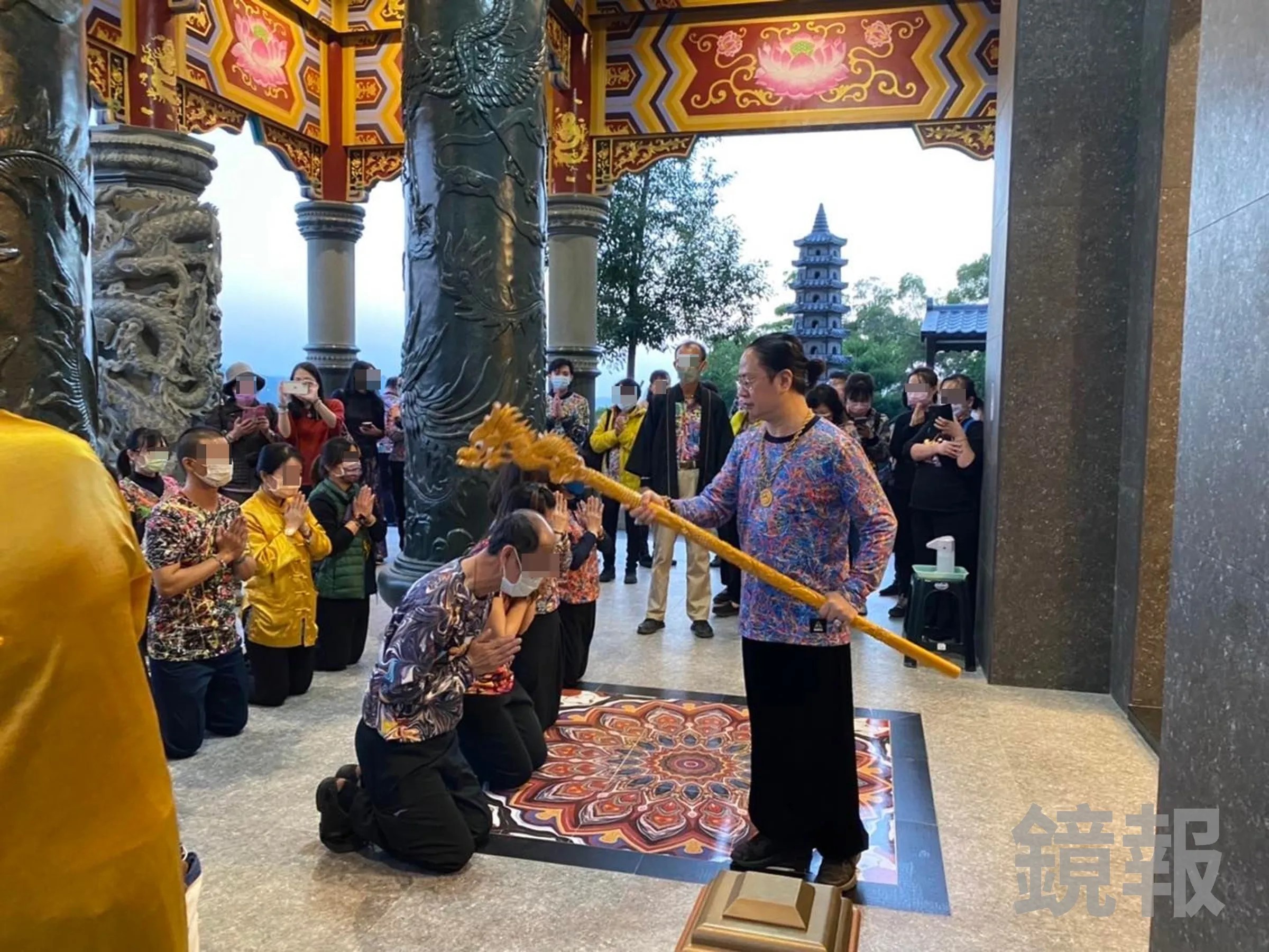 宇宙彌勒皇教教主陳金龍自封皇帝，信徒要下跪磕頭讓手他持金權杖加持。翻攝彌勒國新聞