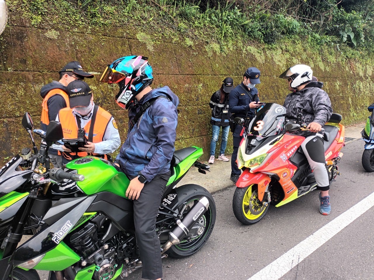 新店警分局16日會同台北區監理所於北宜公路執行聯合稽查。（新店分局提供）