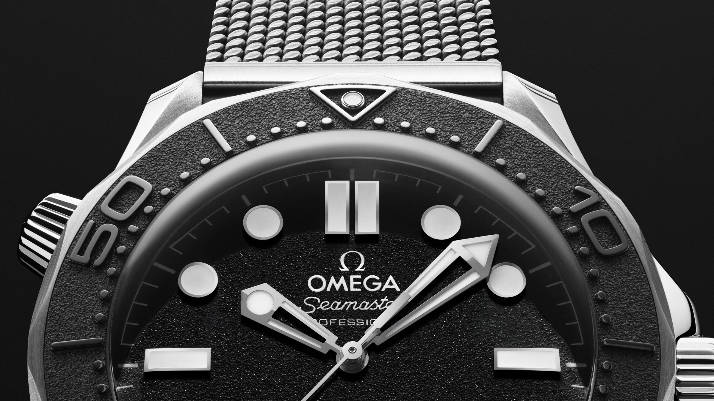 Seamaster Diver 300M Spectre限定版採用黑色陶瓷錶圈搭配黑色面盤,並在錶圈和面盤表面以細緻顆粒紋路裝飾。