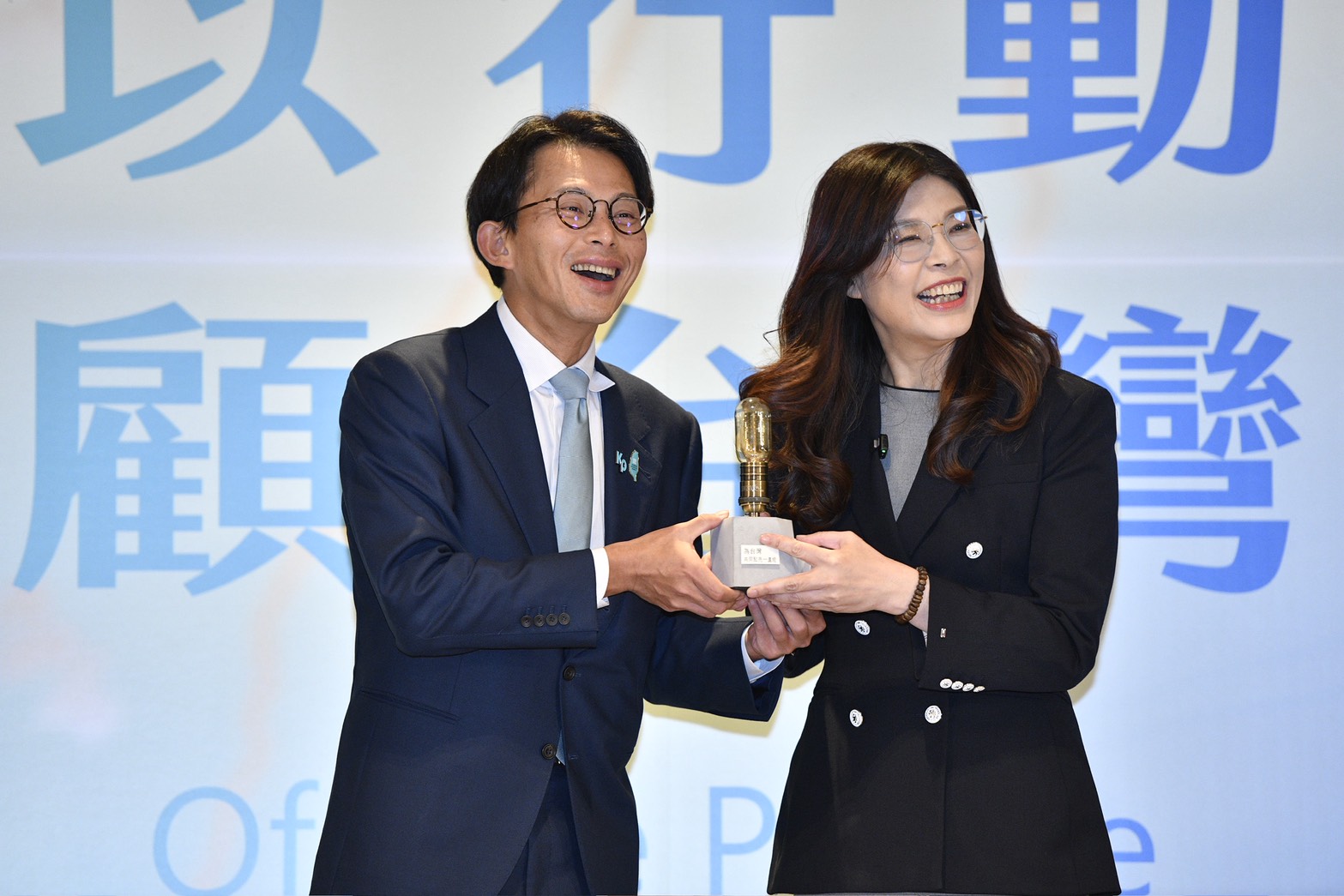 藍白主席高峰會贈送「水泥燈座」，遭民進黨發言人卓冠廷酸「業關燈手」，黃國昌今日受訪回應。（鏡報李智為）