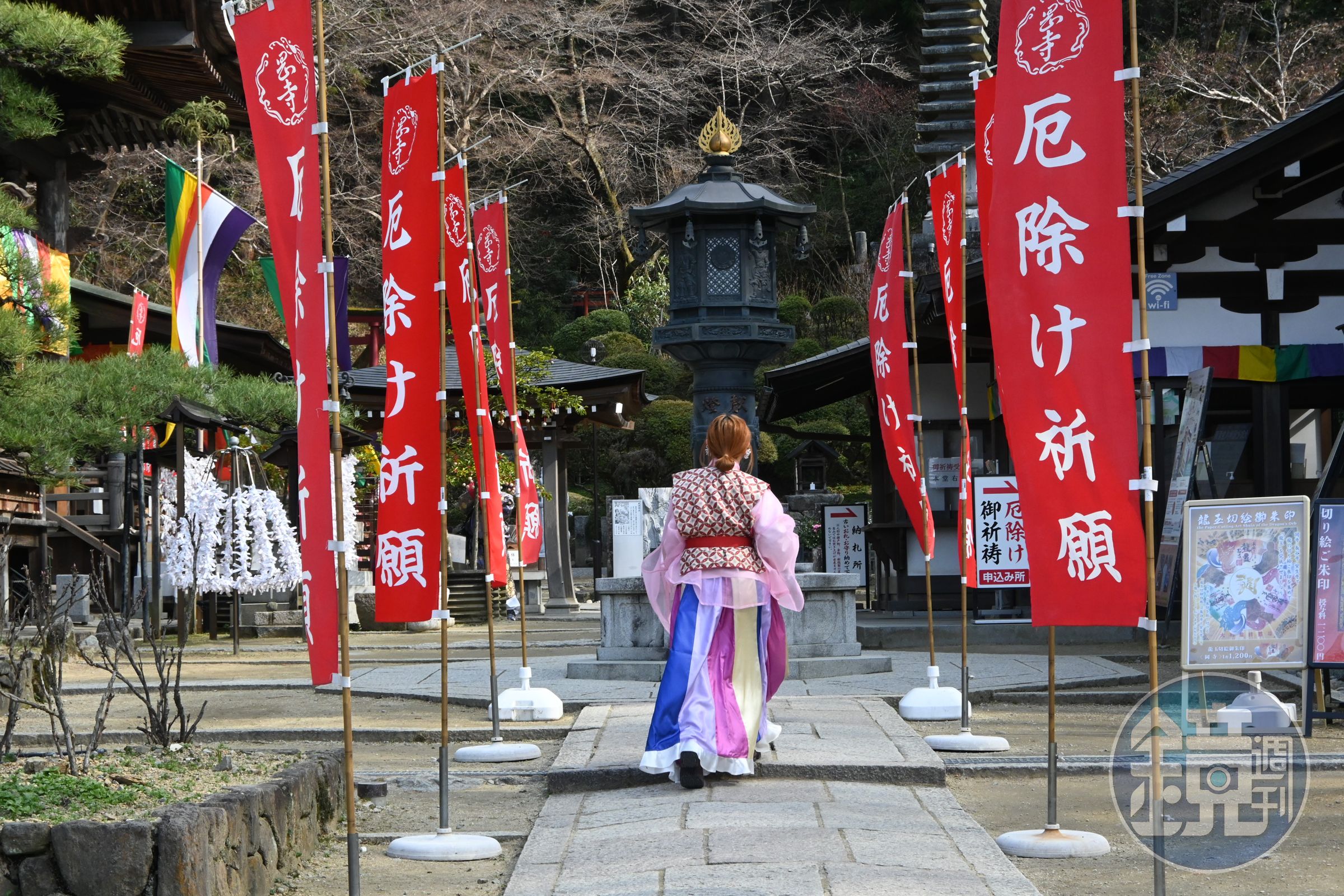 岡寺是專門祈求厄除與平安的寺院，登上悠長石階後，即可抵達本堂。
