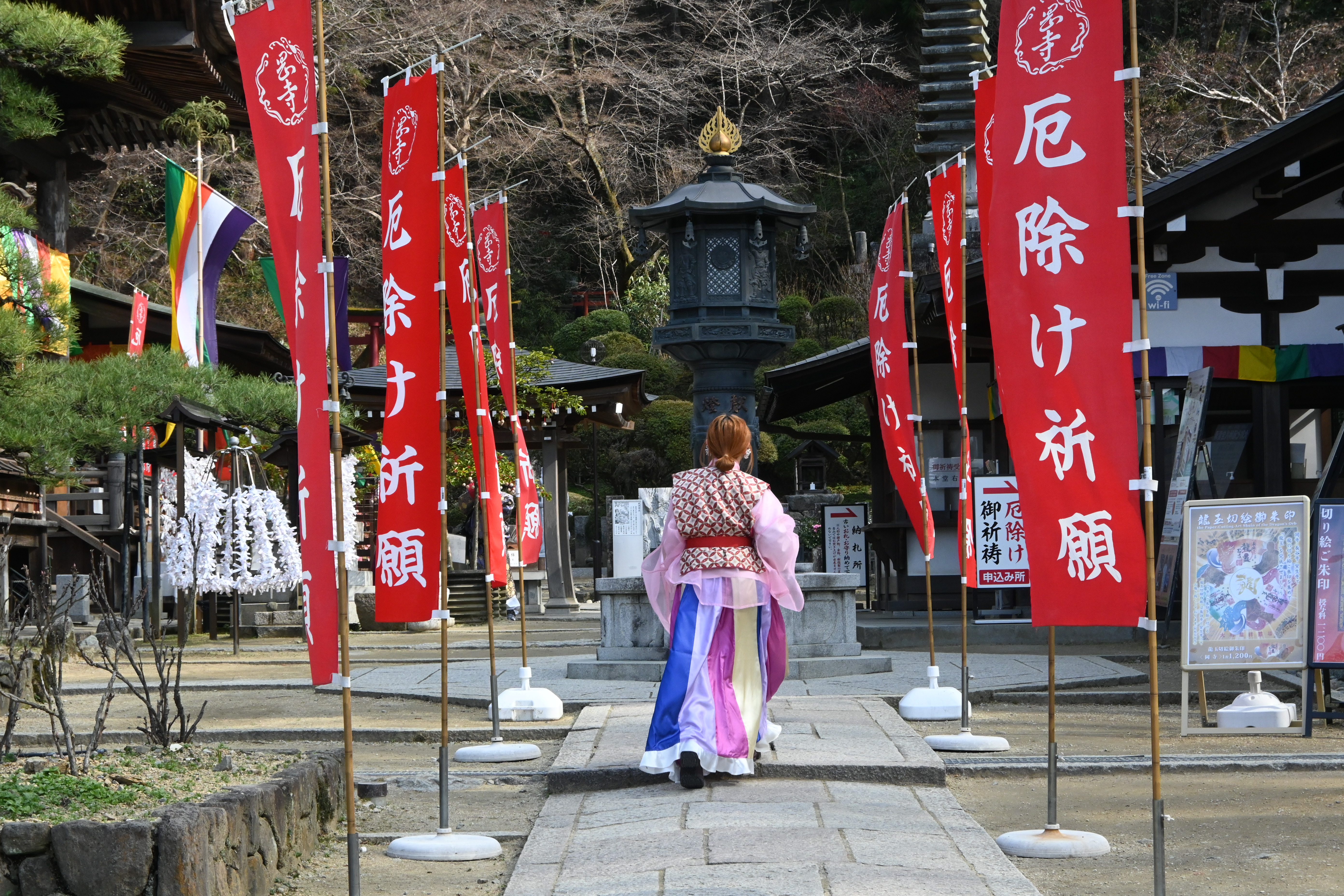 岡寺是專門祈求厄除與平安的寺院，登上悠長石階後，即可抵達本堂。