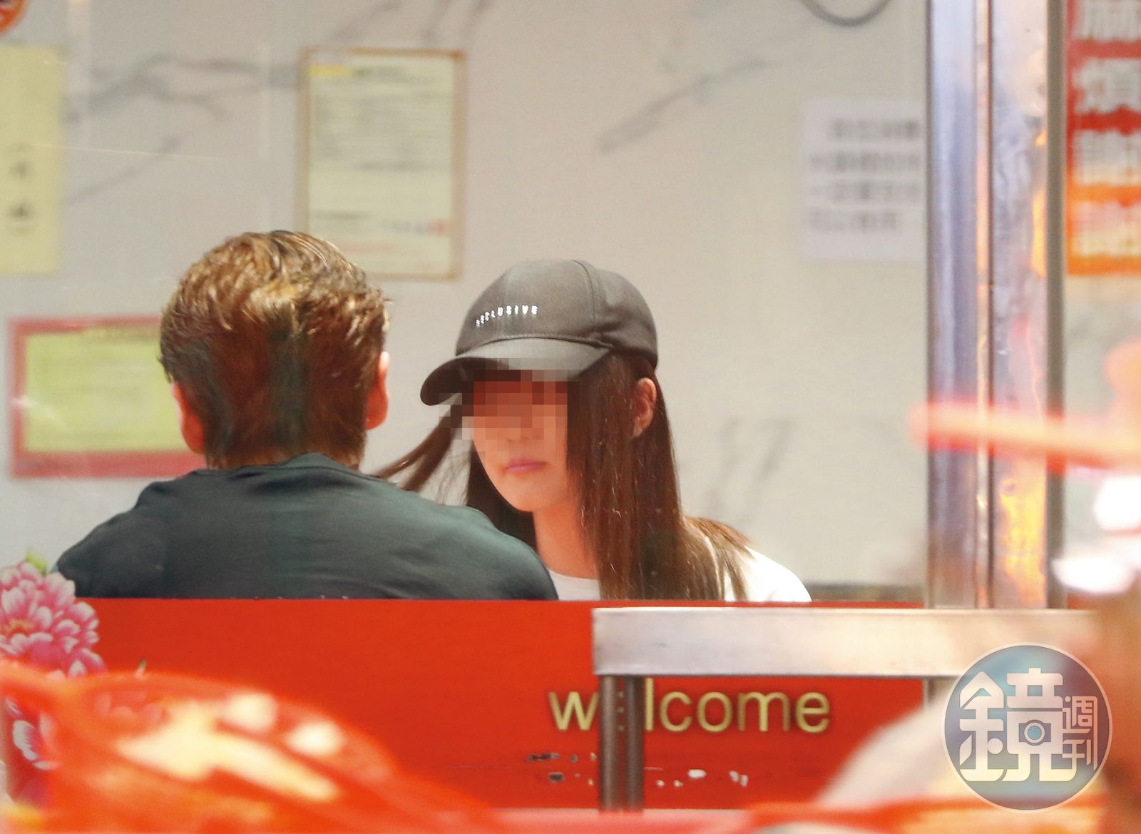 01：22直到餐點上桌，白衣女子才卸除心防、拿下口罩，露出清秀的臉蛋，而孫沁岳則大口大口地吃鍋