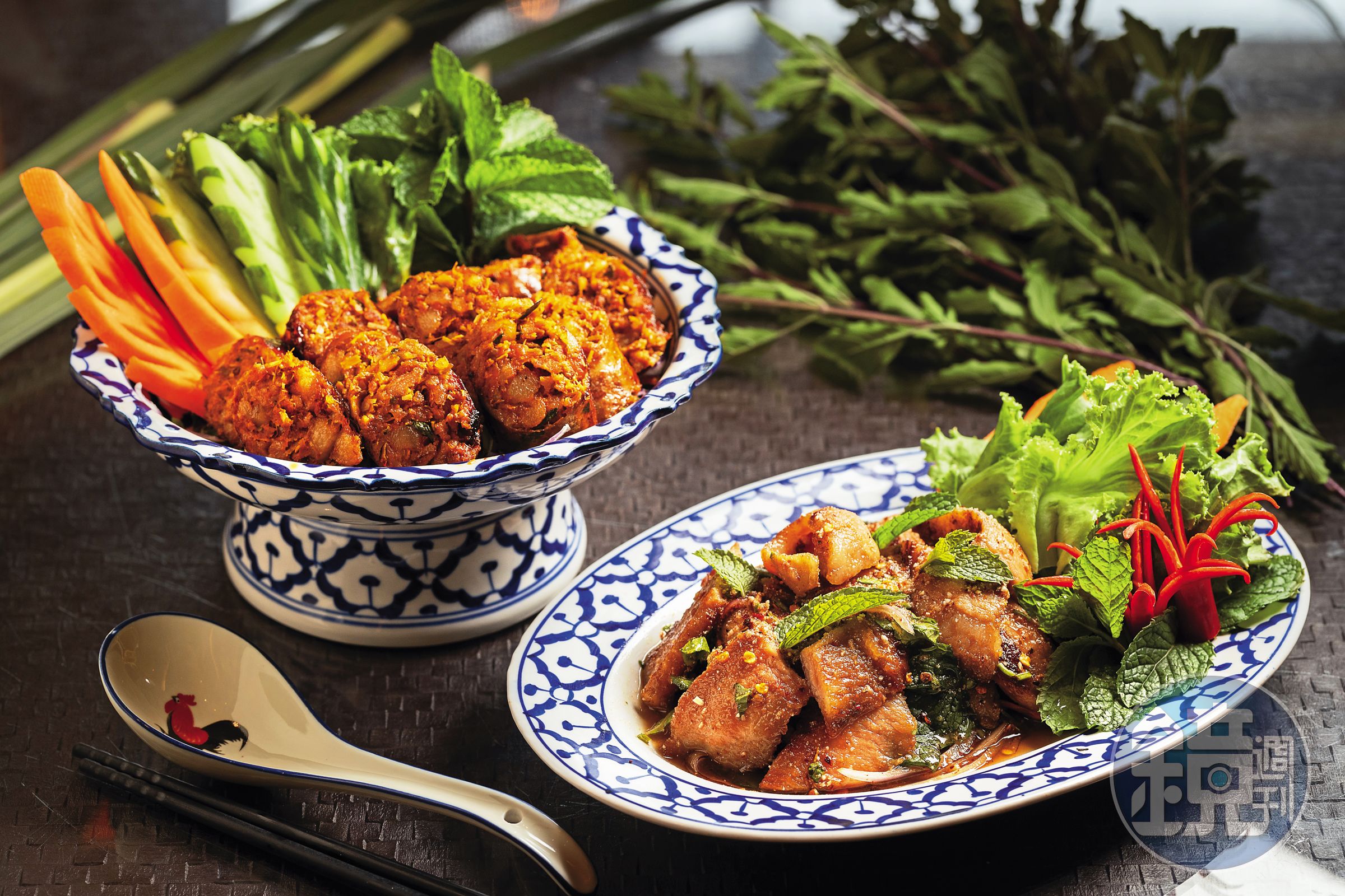 夏天吃起來很涮嘴的「涼拌烤豬」(右,280元/份)Q韌彈牙;香料風味滿滿的「泰北香腸」(左,290元/份)是隱藏版菜單。