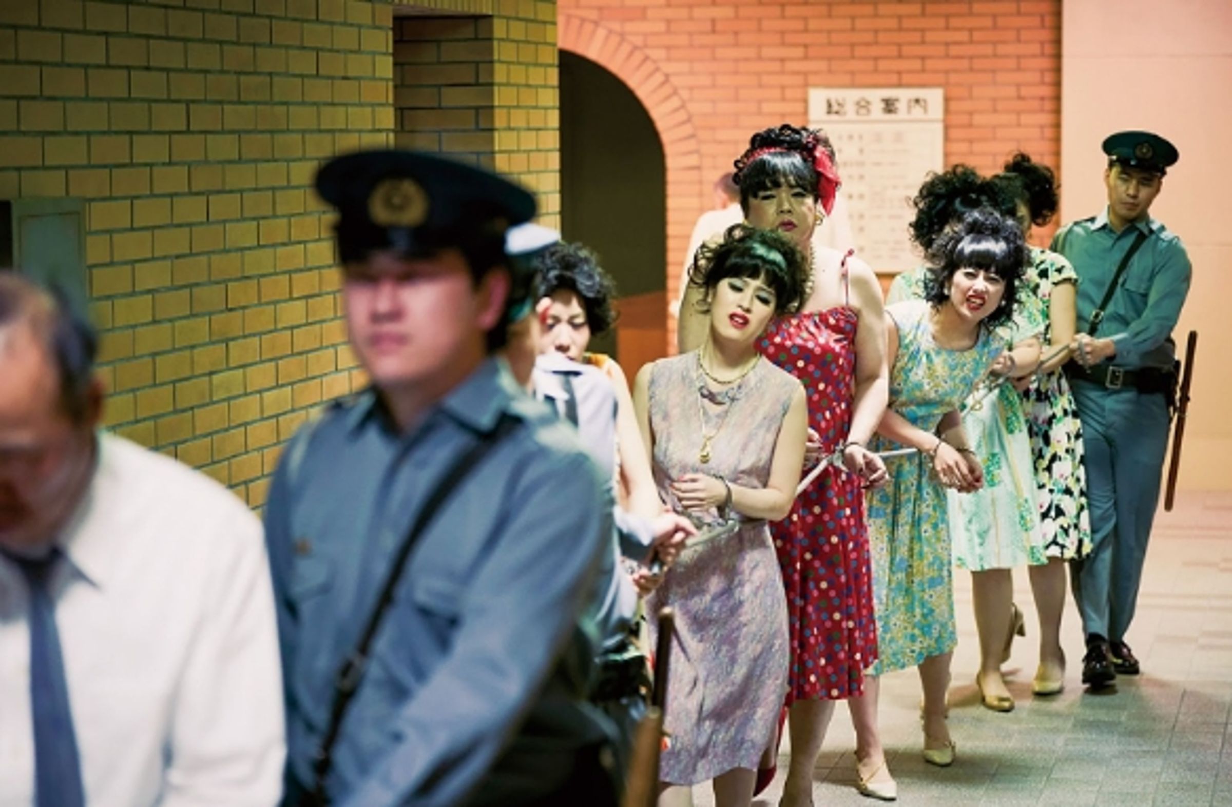 《藍色男孩事件》描繪60年代日本警方積極掃黃,跨性別性工作者當時在社會成為爭議焦點。(天馬行空提供)