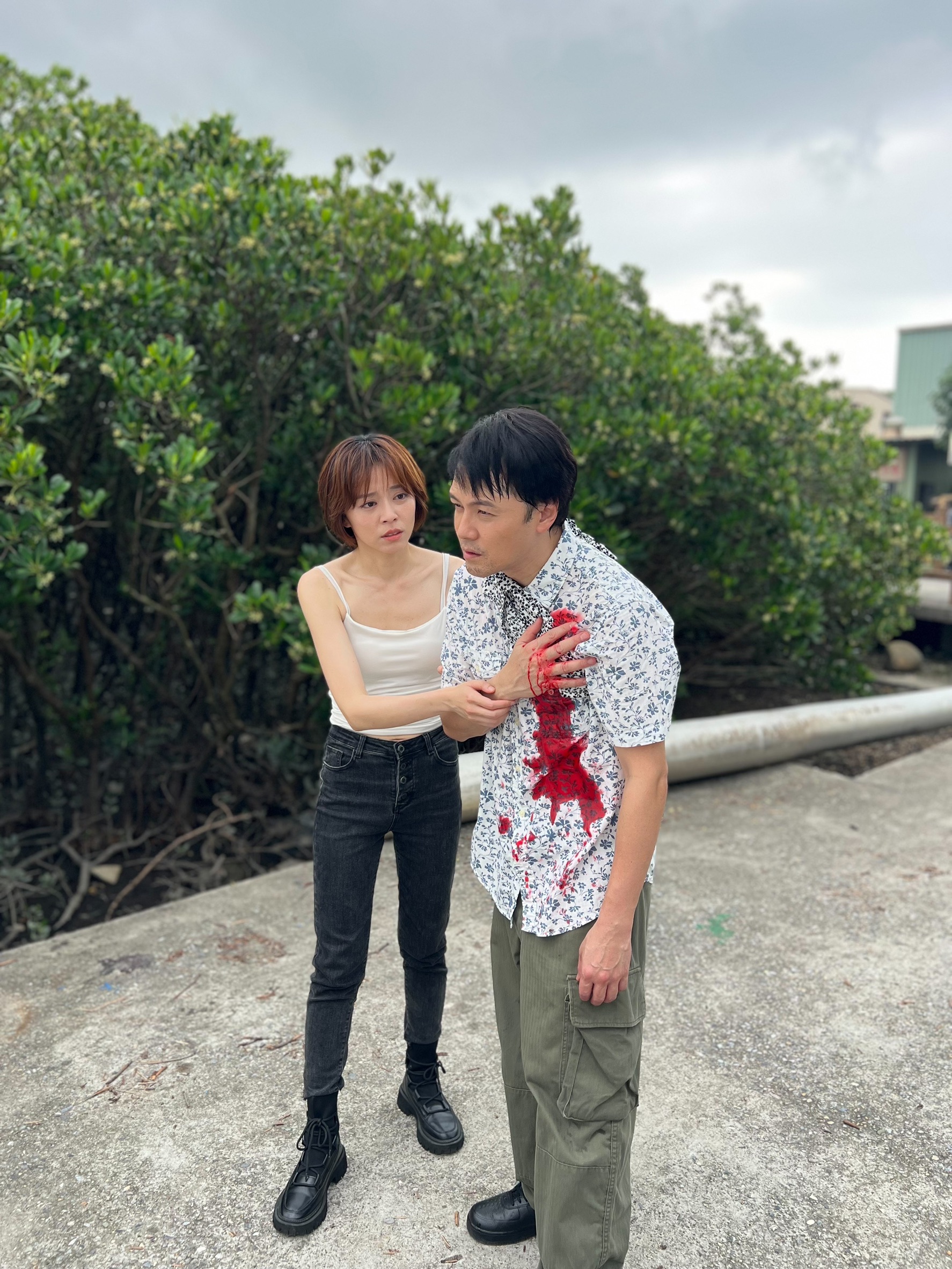 王瞳與黃文星在劇組呈現的東南亞場景拍攝常常熱到一身濕。（民視提供）