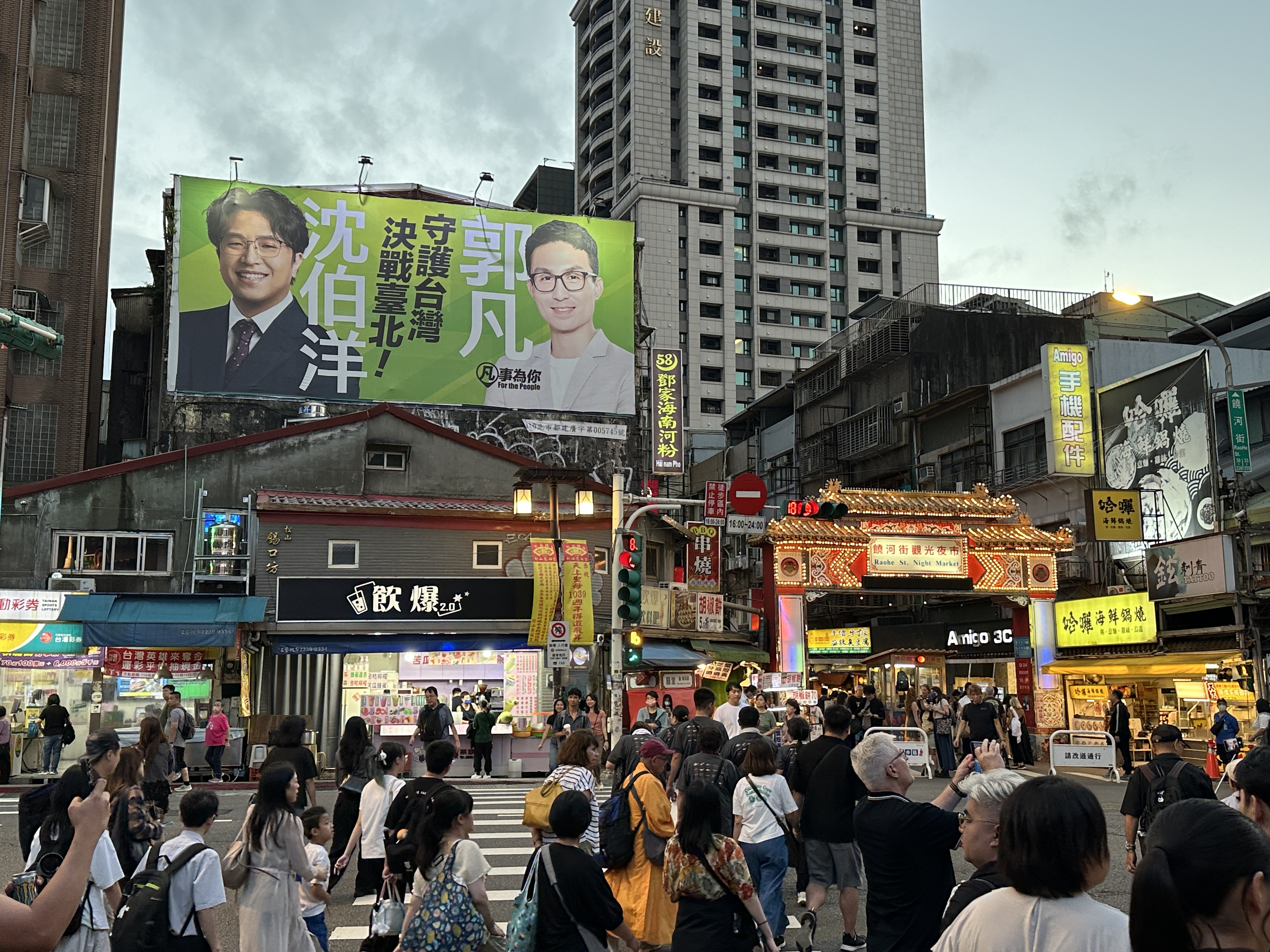 攤商貼「洋流」遭關切!北市府下令夜市拆競選廣告惹議 沈伯洋:條文引用錯了