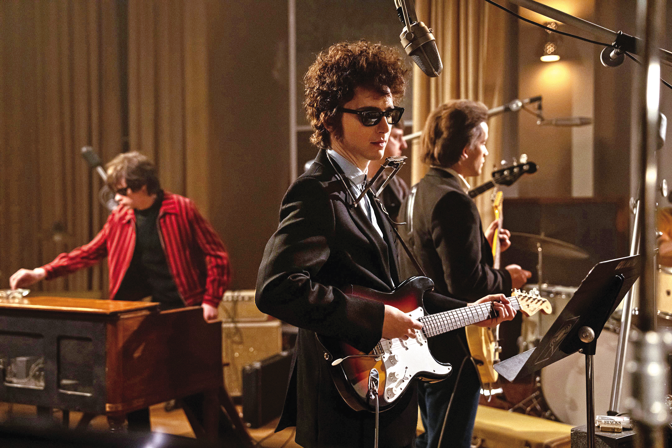 提摩西夏勒梅獻出無糖分演出，將巴布狄倫年輕時期的樣貌與唱腔揣摩得很出色到位。（探照燈影業提供）