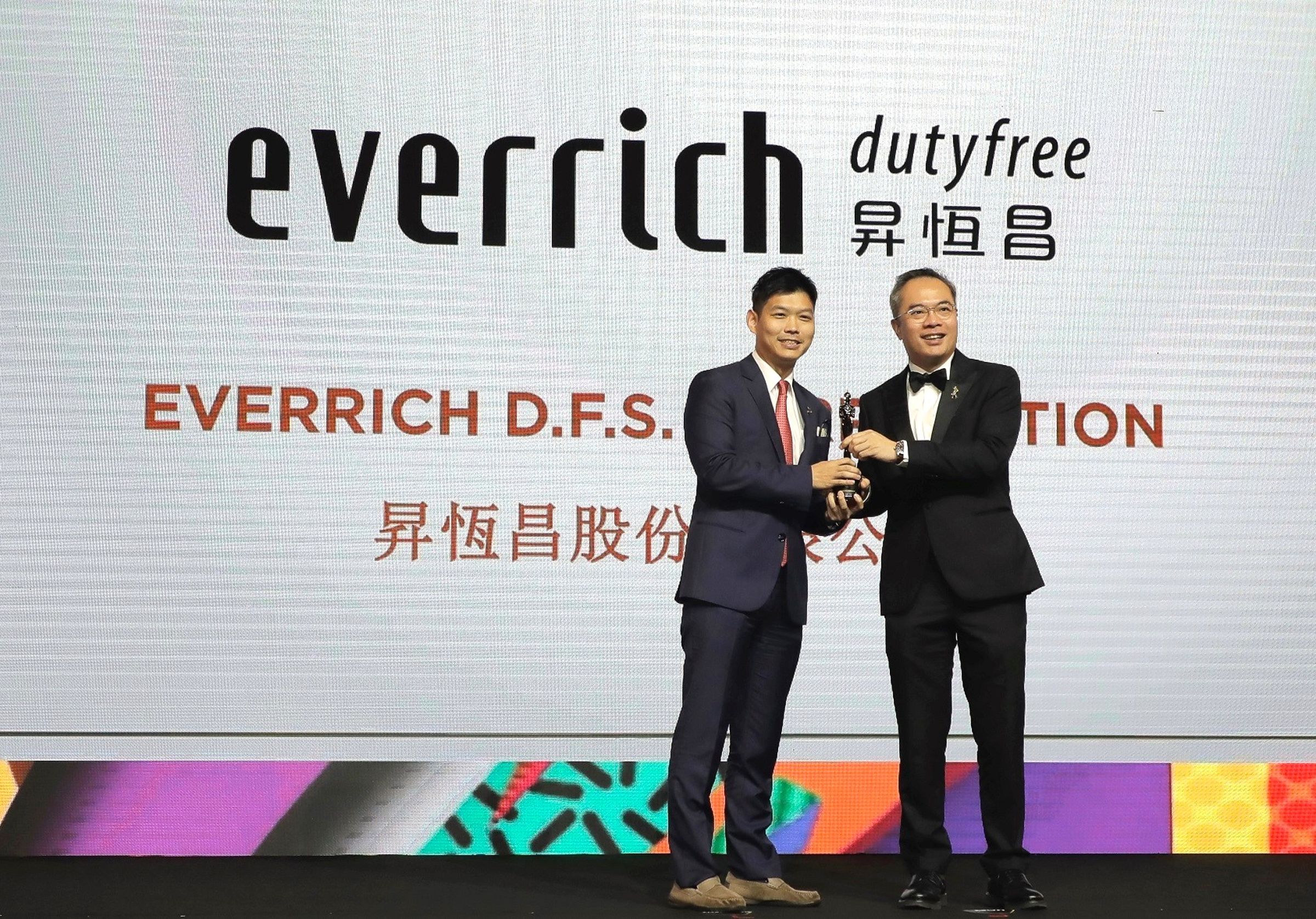 昇恆昌首次報名亞洲最佳企業雇主獎，就從三百多家企業中脫穎而出，獲得肯定，總經理江建廷（左）代表領獎。 （昇恆昌免稅商店提供）