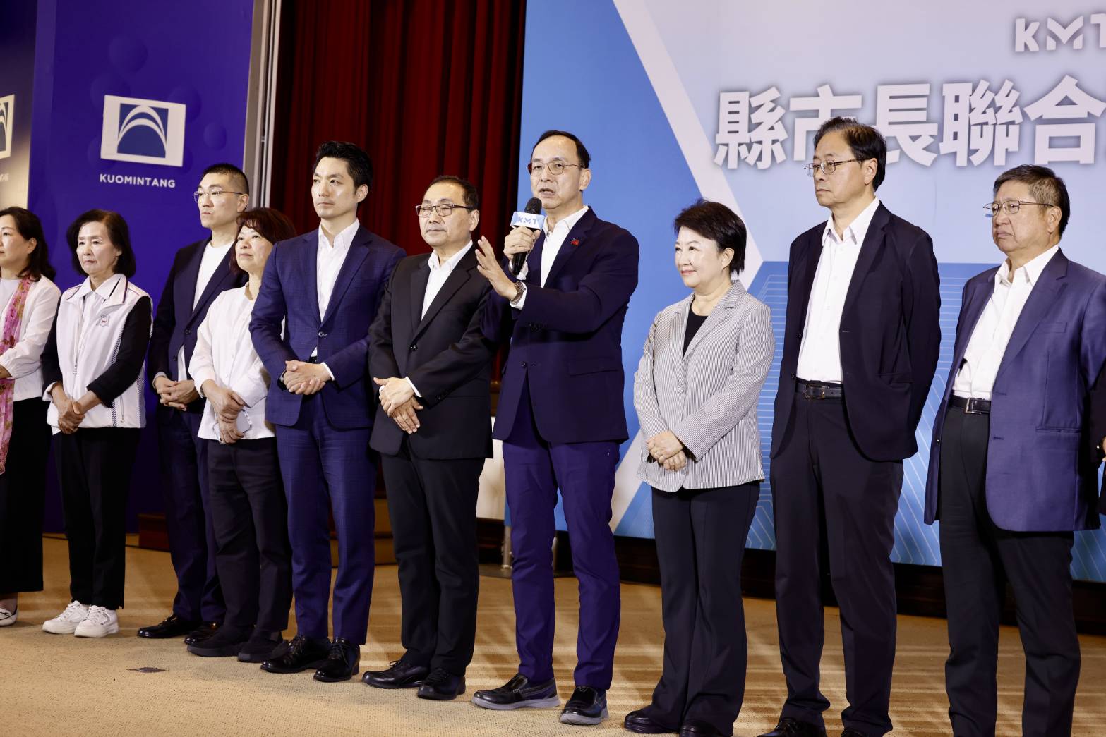 朱立倫今晚邀集16位藍營縣市首長及專家學者齊心思考對策，籲中央勿再錯失良機。