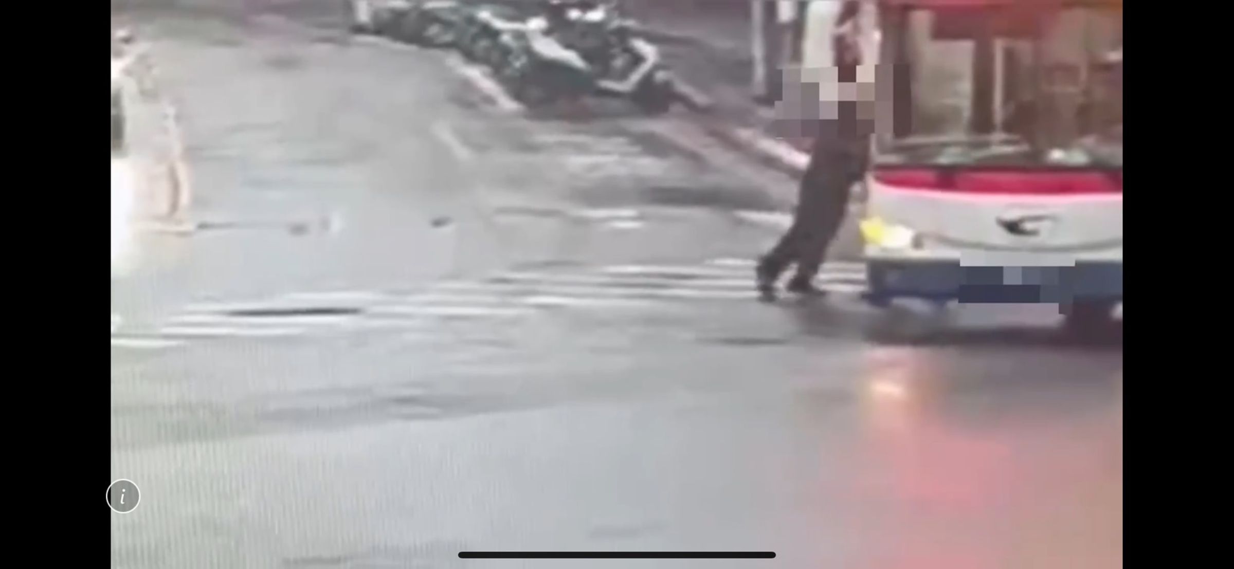 公車駕駛臨停路中,還下車與一名路人互毆拉扯。(翻攝畫面)