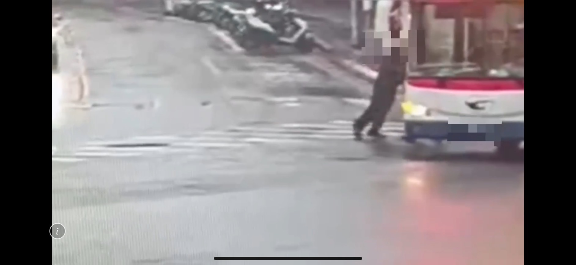 公車駕駛臨停路中，還下車與一名路人互毆拉扯。（翻攝畫面）