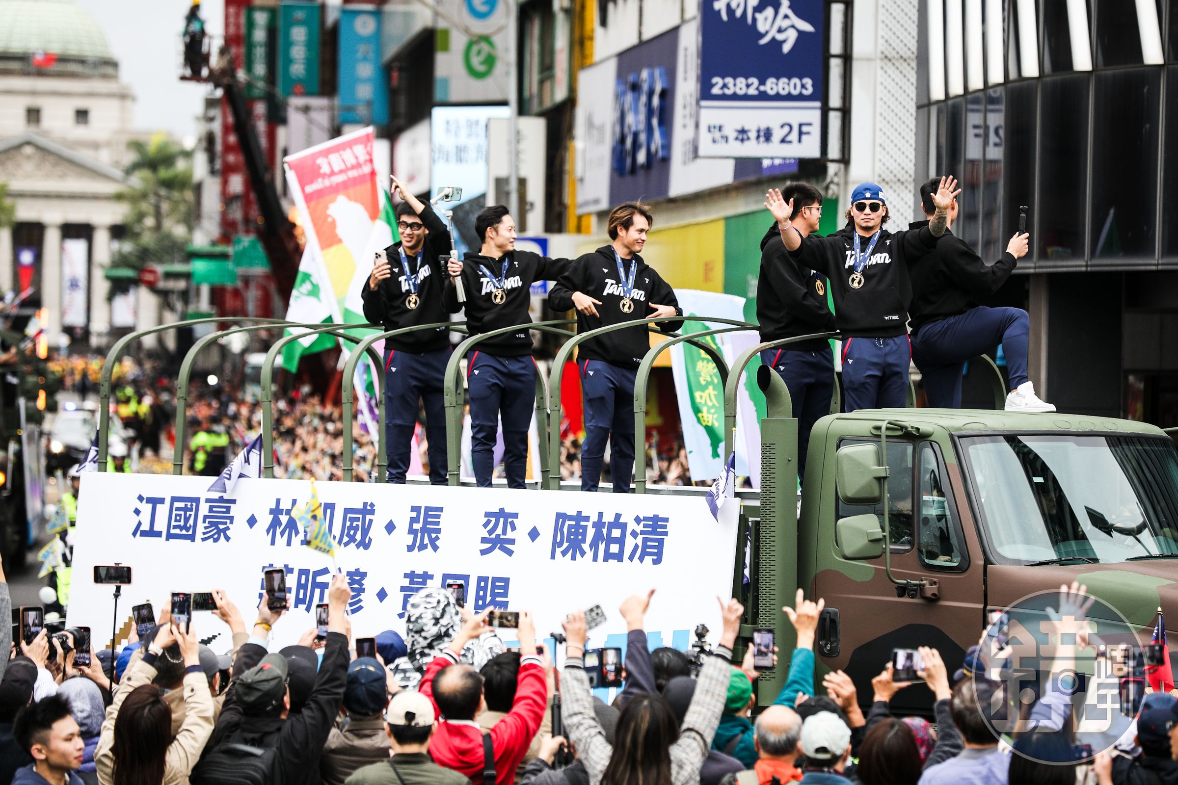 台灣英雄大遊行今天下午登場，民眾熱情向台灣隊成員們表達敬意。