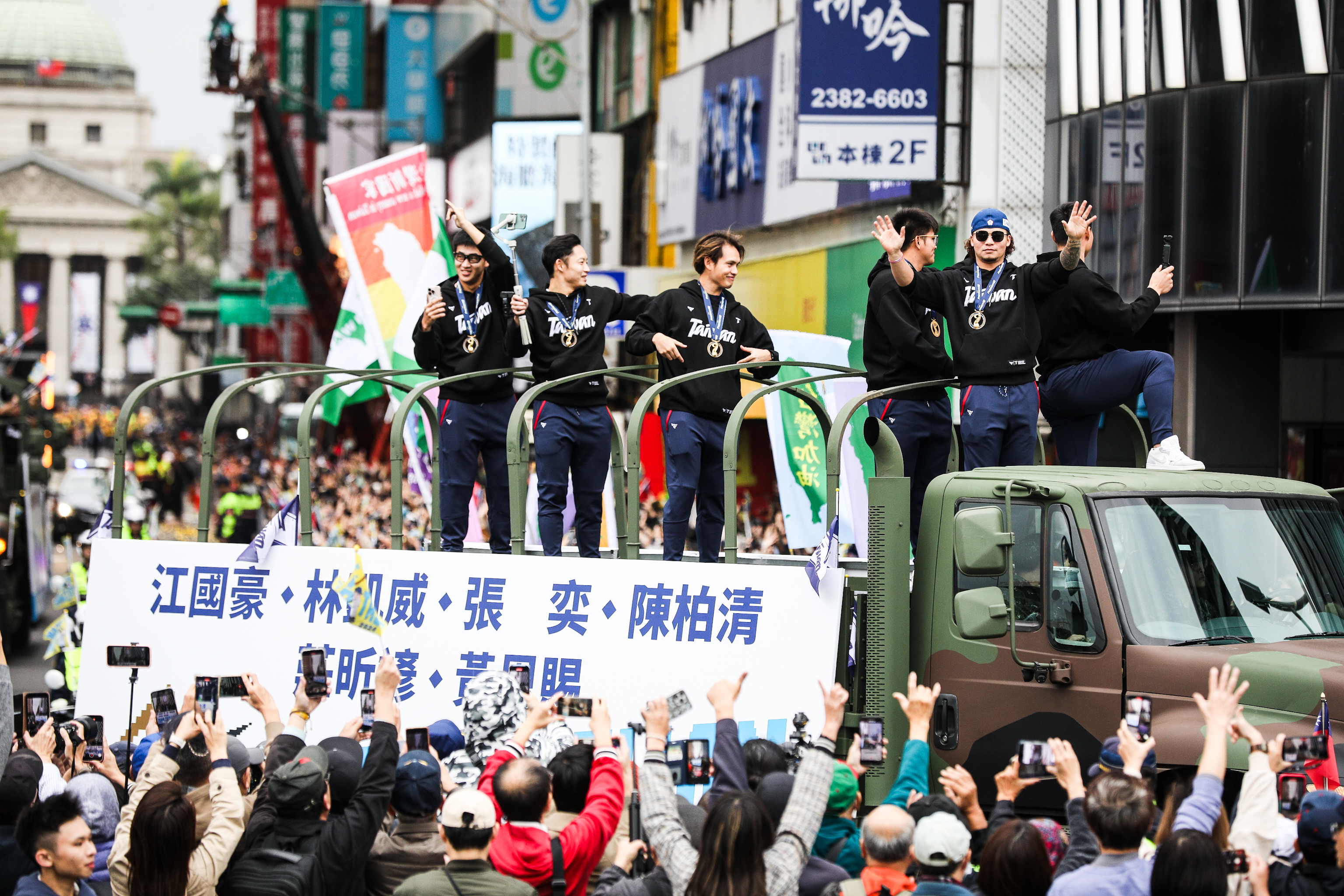 台灣英雄大遊行今天下午登場，民眾熱情向台灣隊成員們表達敬意。