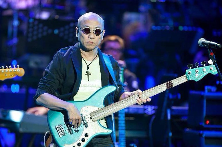 韓賢光曾擔任許多知名歌手的巡迴音樂總監，早年也與薛岳合作。（翻攝自臉書）