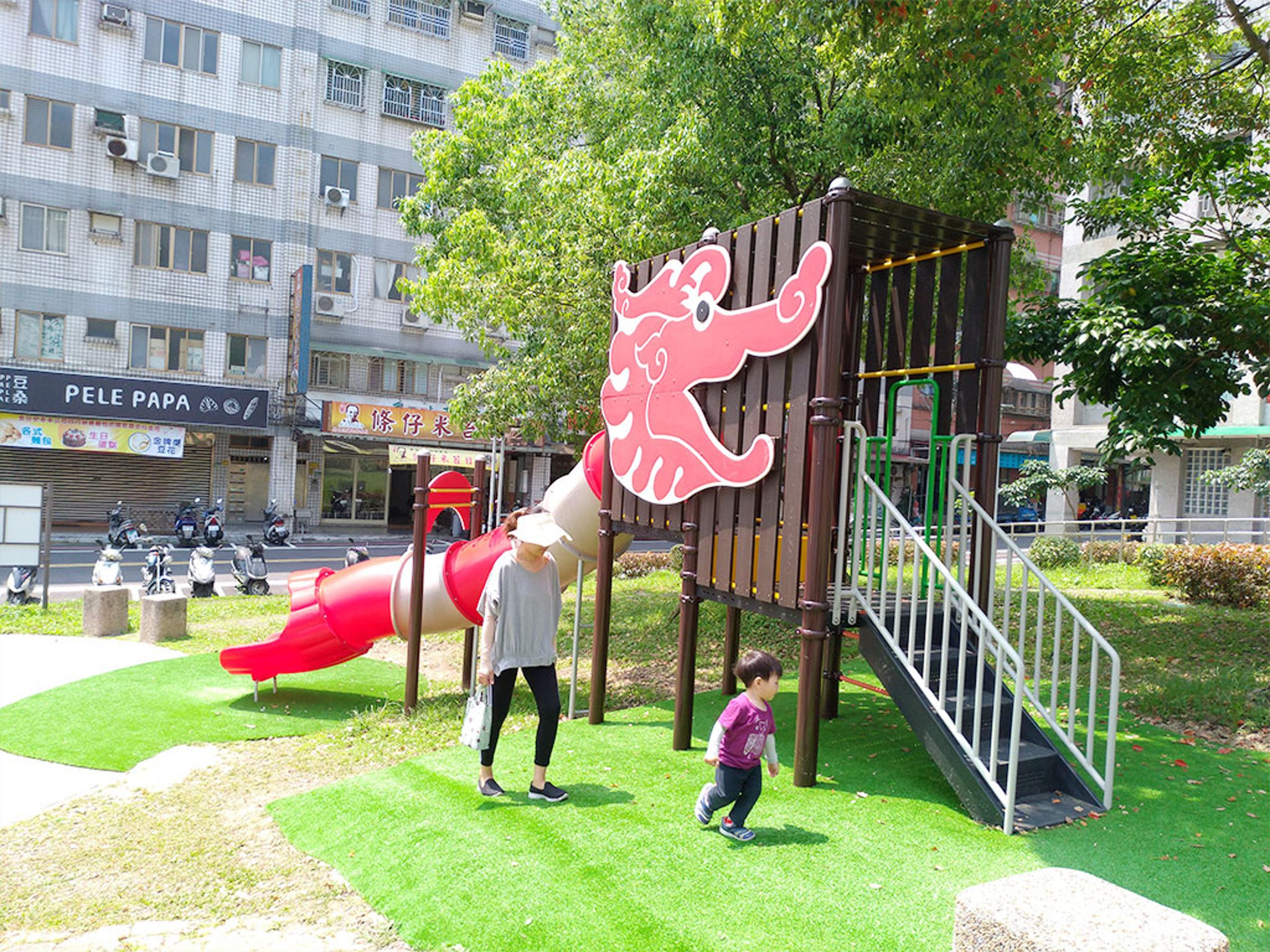 八里龍源公園的龍頭溜滑梯,獨具特色。(新北市景觀處提供)