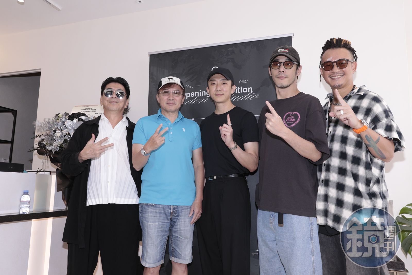 高捷(左起)、孫鵬、張懷秋、黃騰浩、白吉勝為刺青平台開幕藝術展站台。