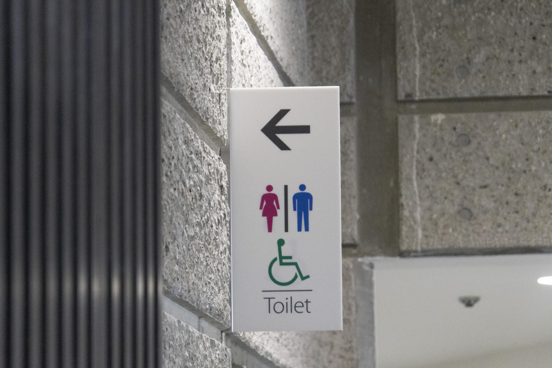 一名夜班保全抱怨深夜有情侶躲在百貨公司廁所，害巡邏保全以為撞鬼。（示意圖，photoAC）