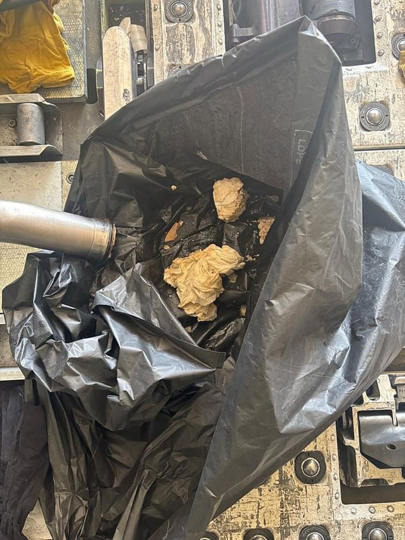 廁所管線內滿是布料與塑膠製品。(翻自《每日郵報》)