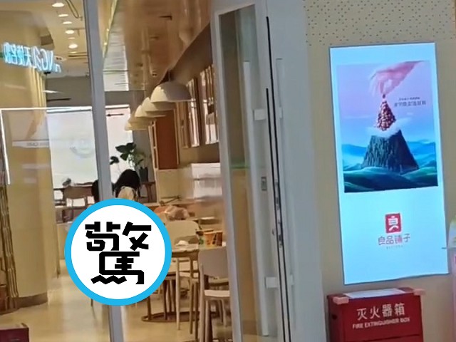 吃蛋糕也能激情？情侶在甜點店當眾活春宮，上下跳動震不停。（翻自「中國傻事」臉書）