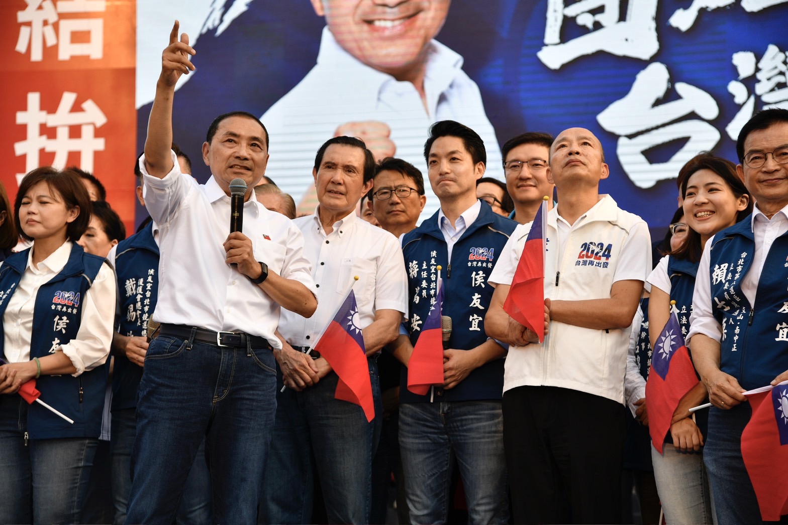 侯友宜（左）台北大造勢，馬英九、蔣萬安、韓國瑜站台。