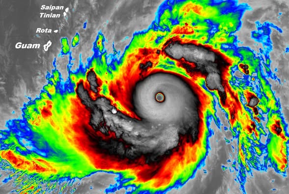 颱風「辛樂克」雲系結構清晰,眼牆與雨帶發展完整,有機會成為今年的風王。(翻攝自臉書天氣職人-吳聖宇)