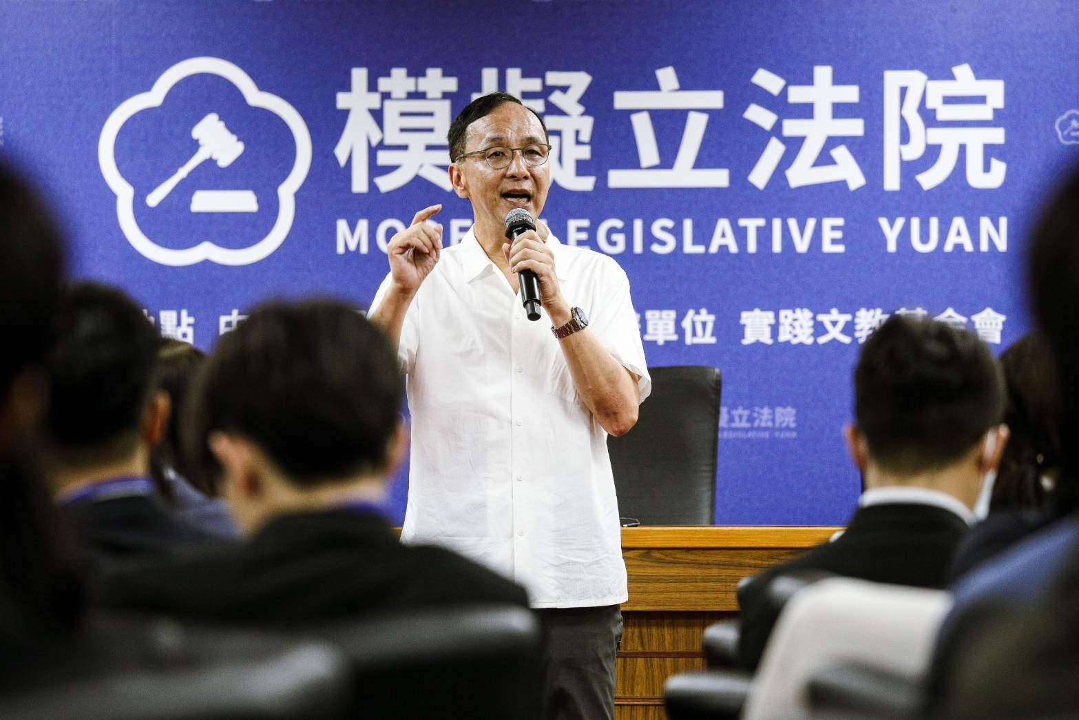 朱立倫今天請盧秀燕三思。 （鏡報鄒保祥）