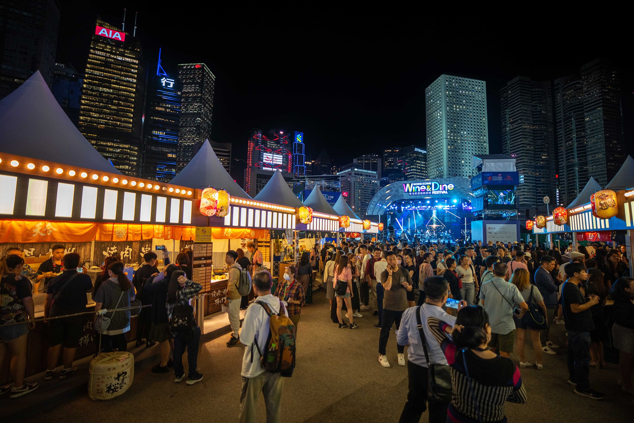 10月來香港旅遊，很推薦走進美酒佳餚巡禮會場，感受香港秋季最盛大的聲光美食饗宴。（香港旅遊發展局提供）