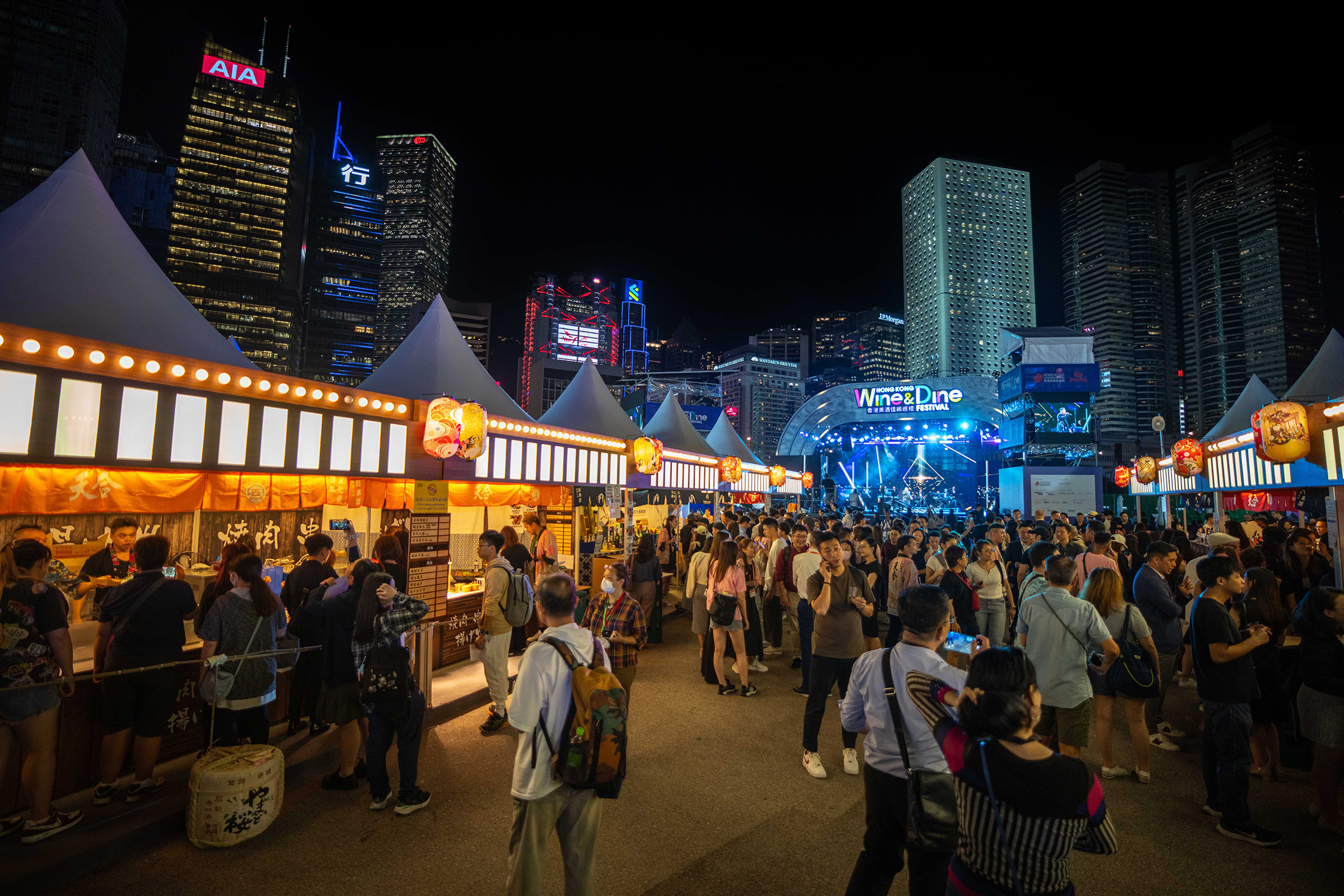 10月來香港旅遊，很推薦走進美酒佳餚巡禮會場，感受香港秋季最盛大的聲光美食饗宴。（香港旅遊發展局提供）