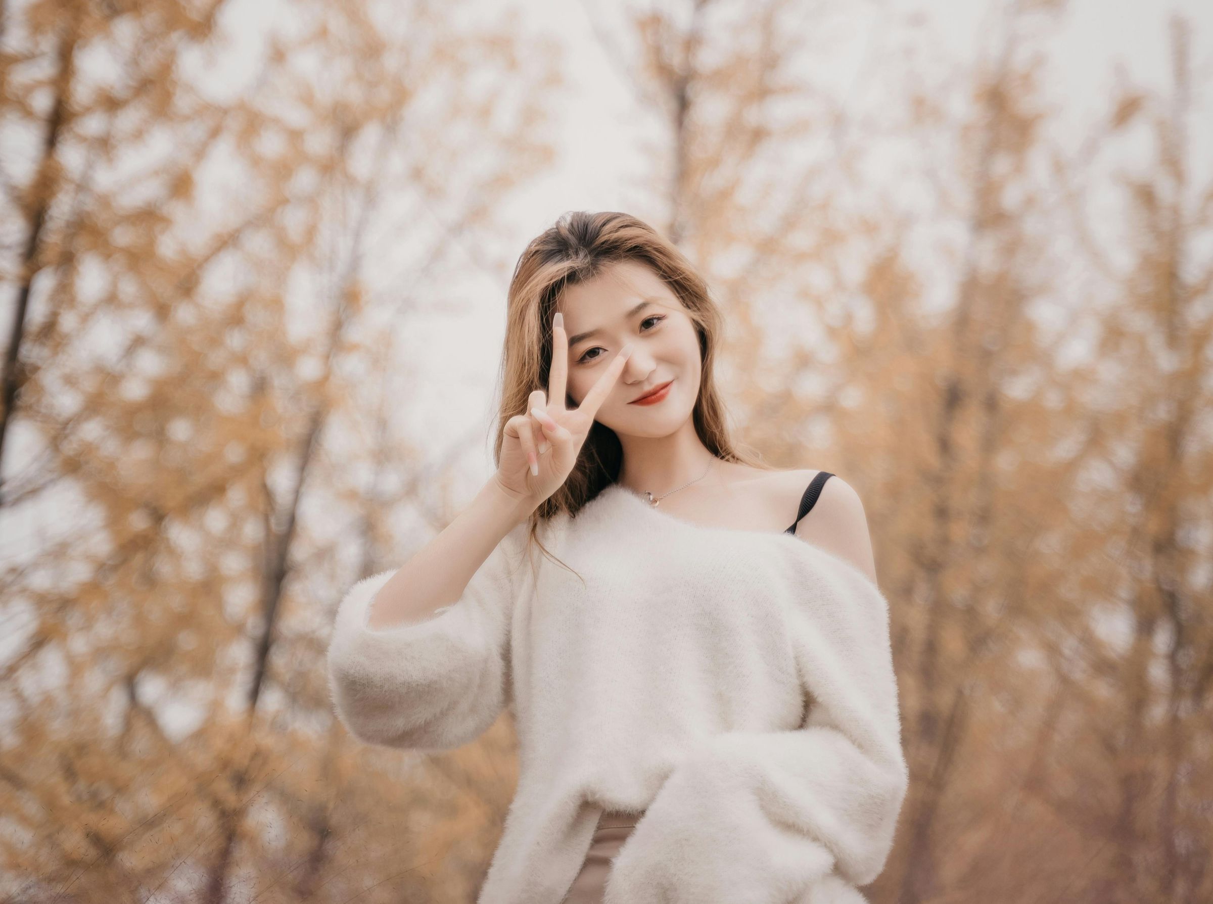 許多人習慣在自拍時比出「YA」的手勢,但隨著手機鏡頭進入高清時代,這類姿勢被指可能成為指紋資訊外洩的管道。(示意圖/Pexels)