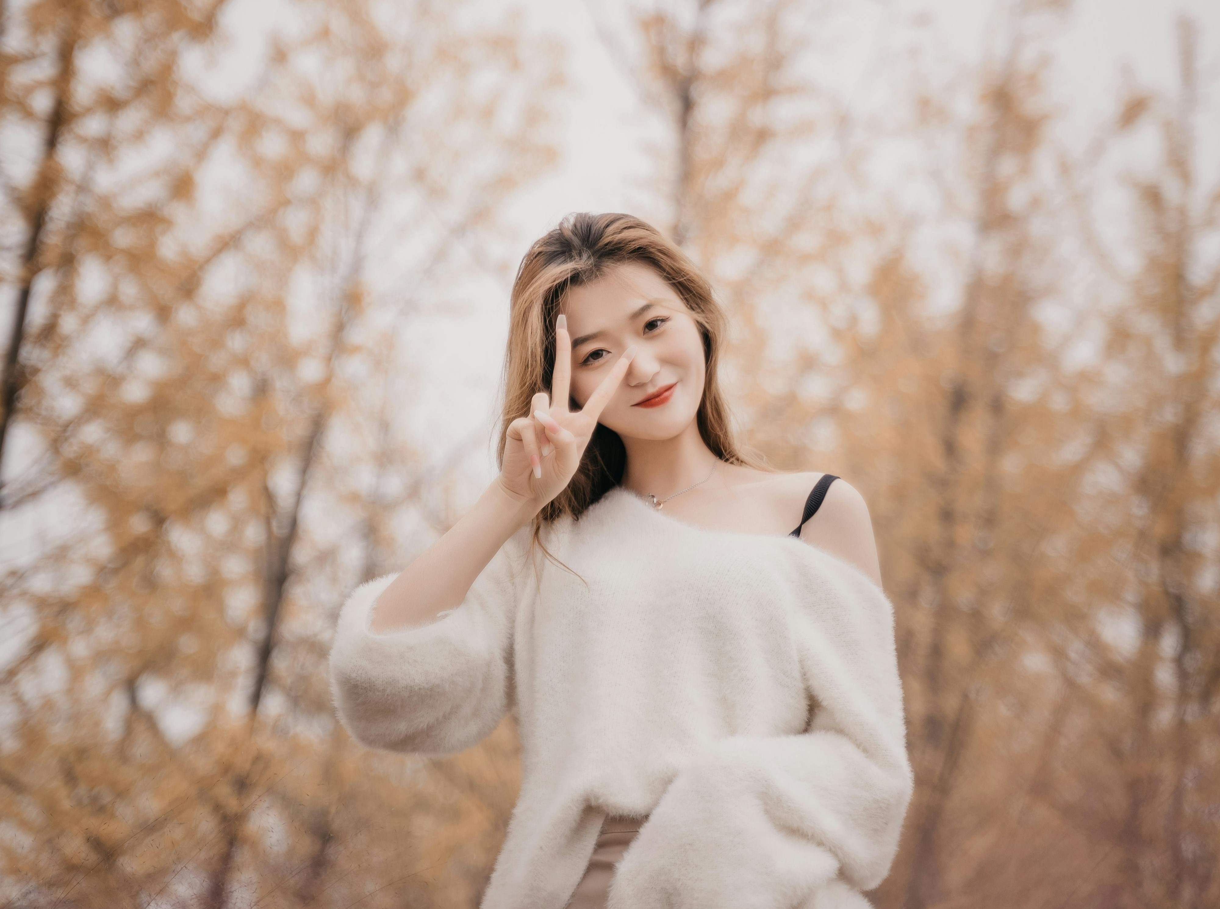 許多人習慣在自拍時比出「YA」的手勢，但隨著手機鏡頭進入高清時代，這類姿勢被指可能成為指紋資訊外洩的管道。（示意圖/Pexels）